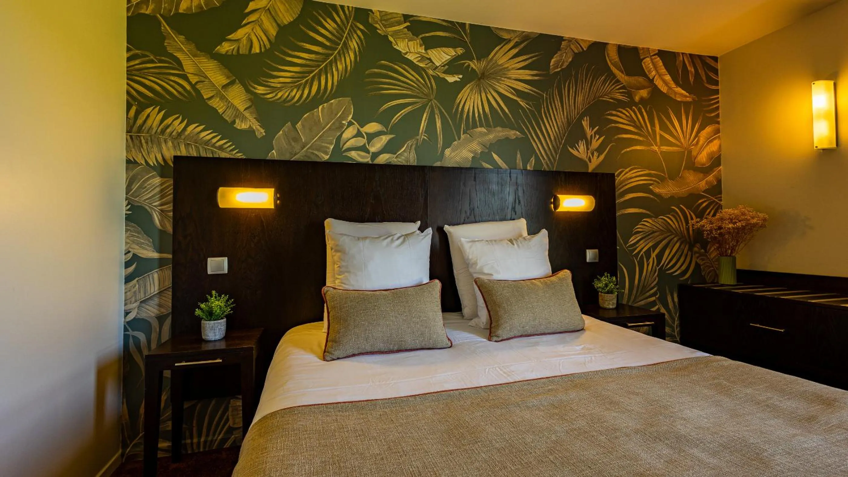 Property building, Bed in Logis Hostellerie D'Aussois