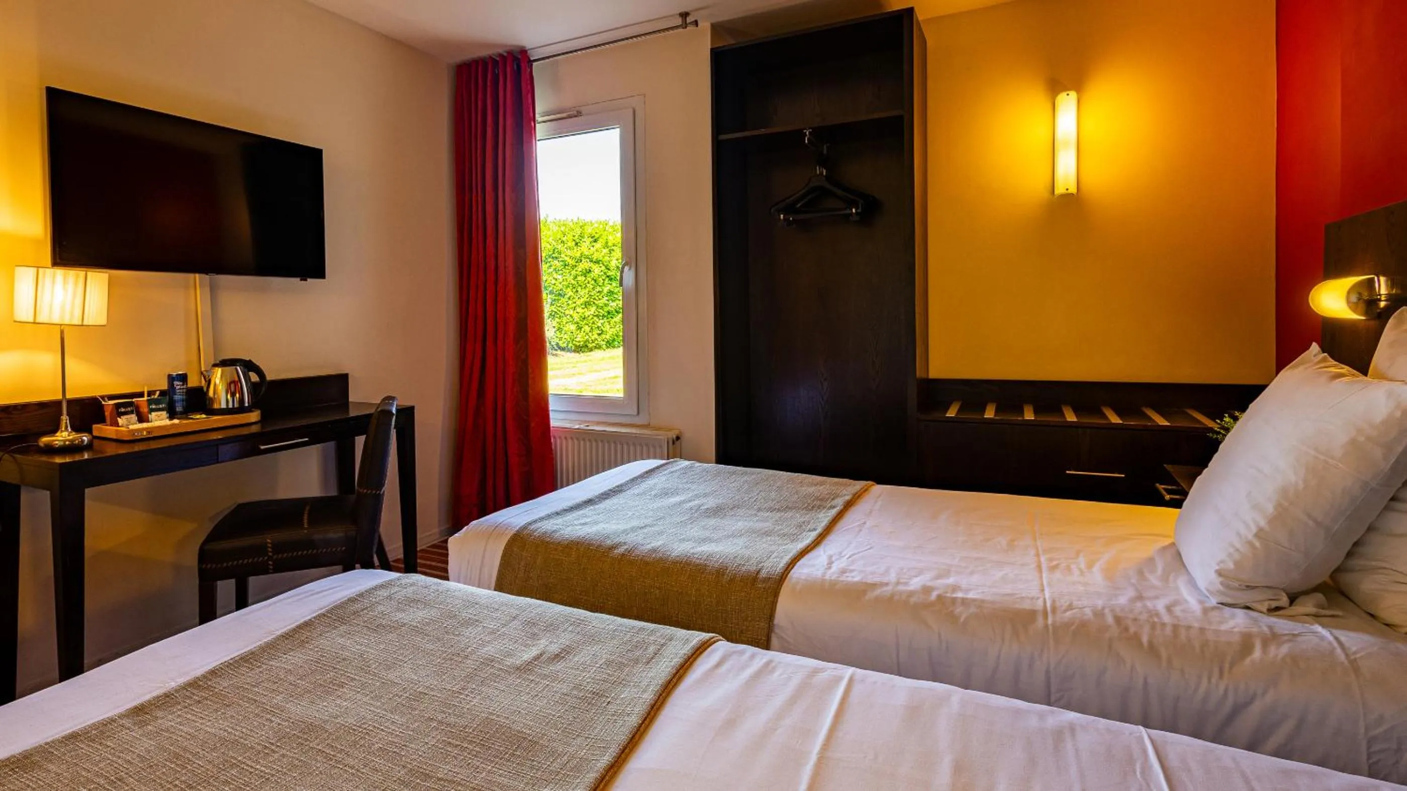 Property building, Bed in Logis Hostellerie D'Aussois