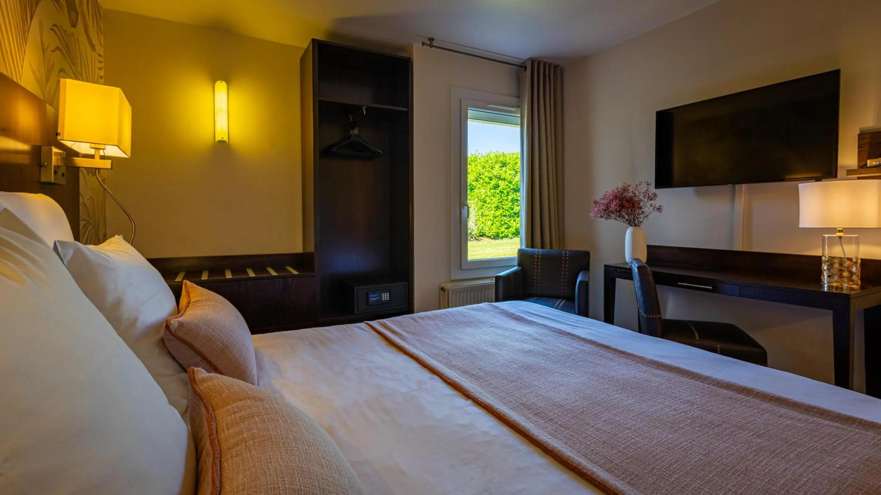 Property building, Bed in Logis Hostellerie D'Aussois