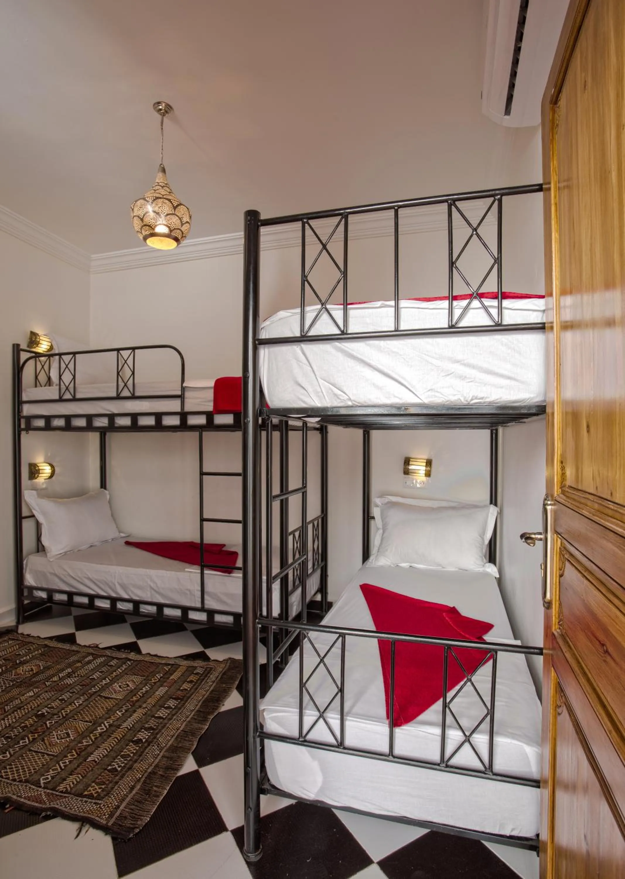 Staff, Bed in Hostel Amour d'auberge