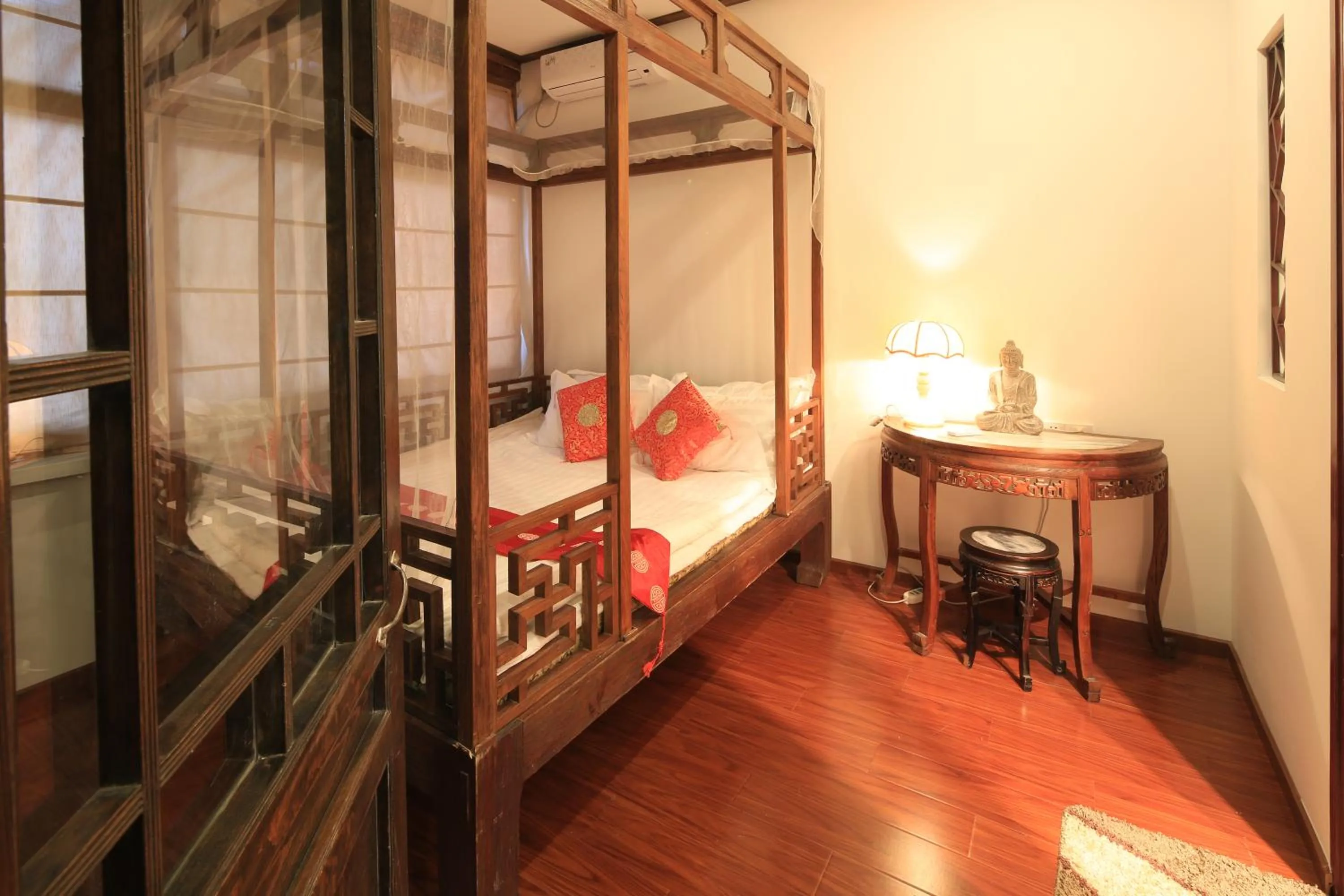 Decorative detail, Bed in The Great Wall Courtyard Hostel