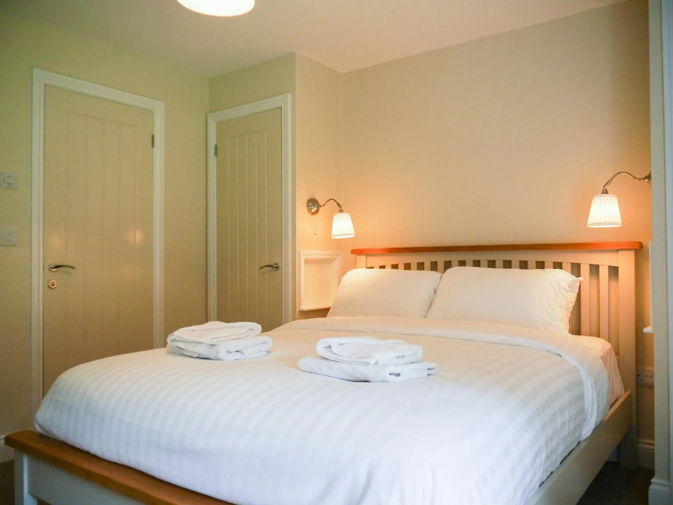 Bedroom, Bed in Waterfoot Park