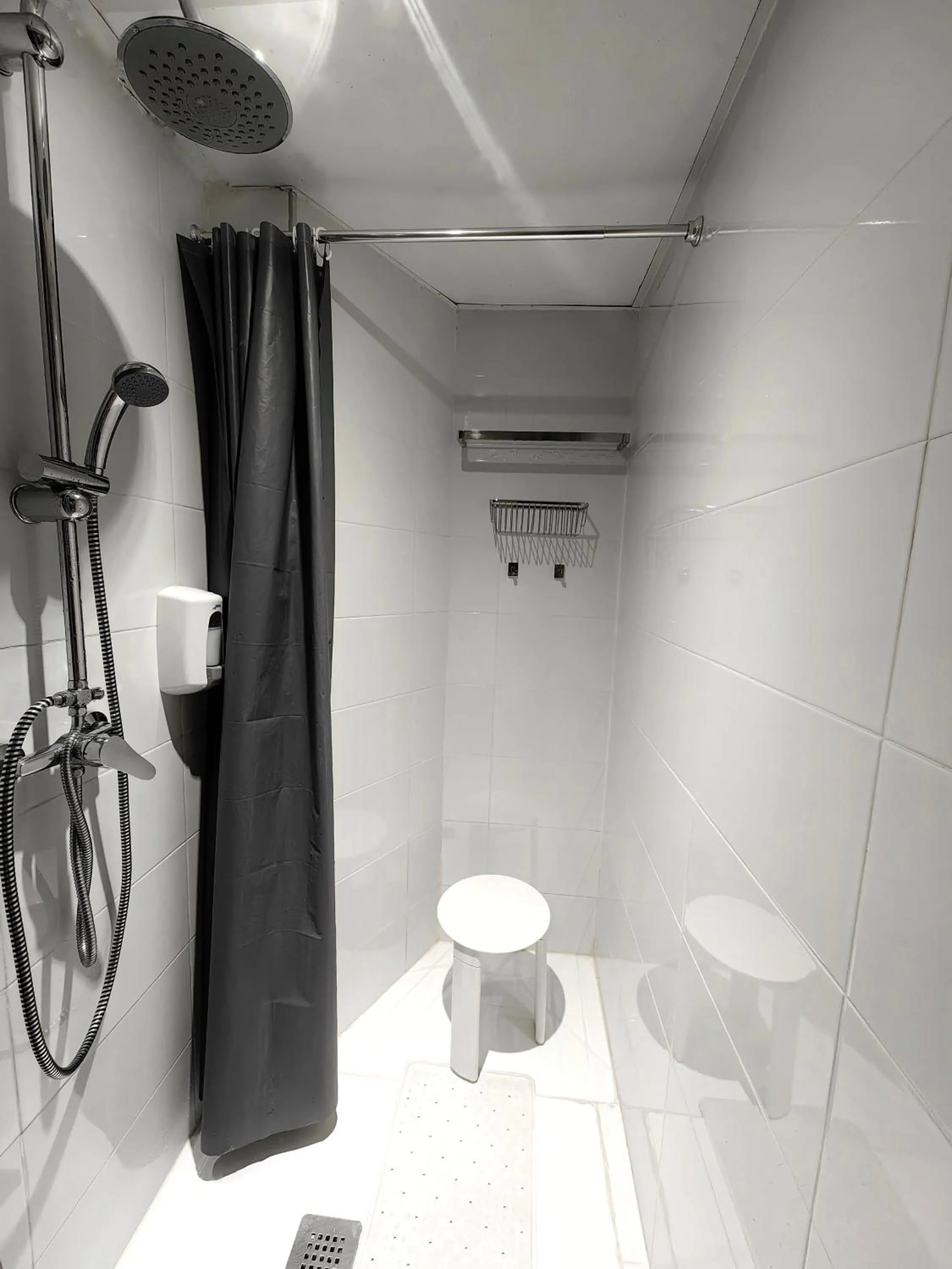 Shower in Hostal Siesta & Go Nuevos Ministerios