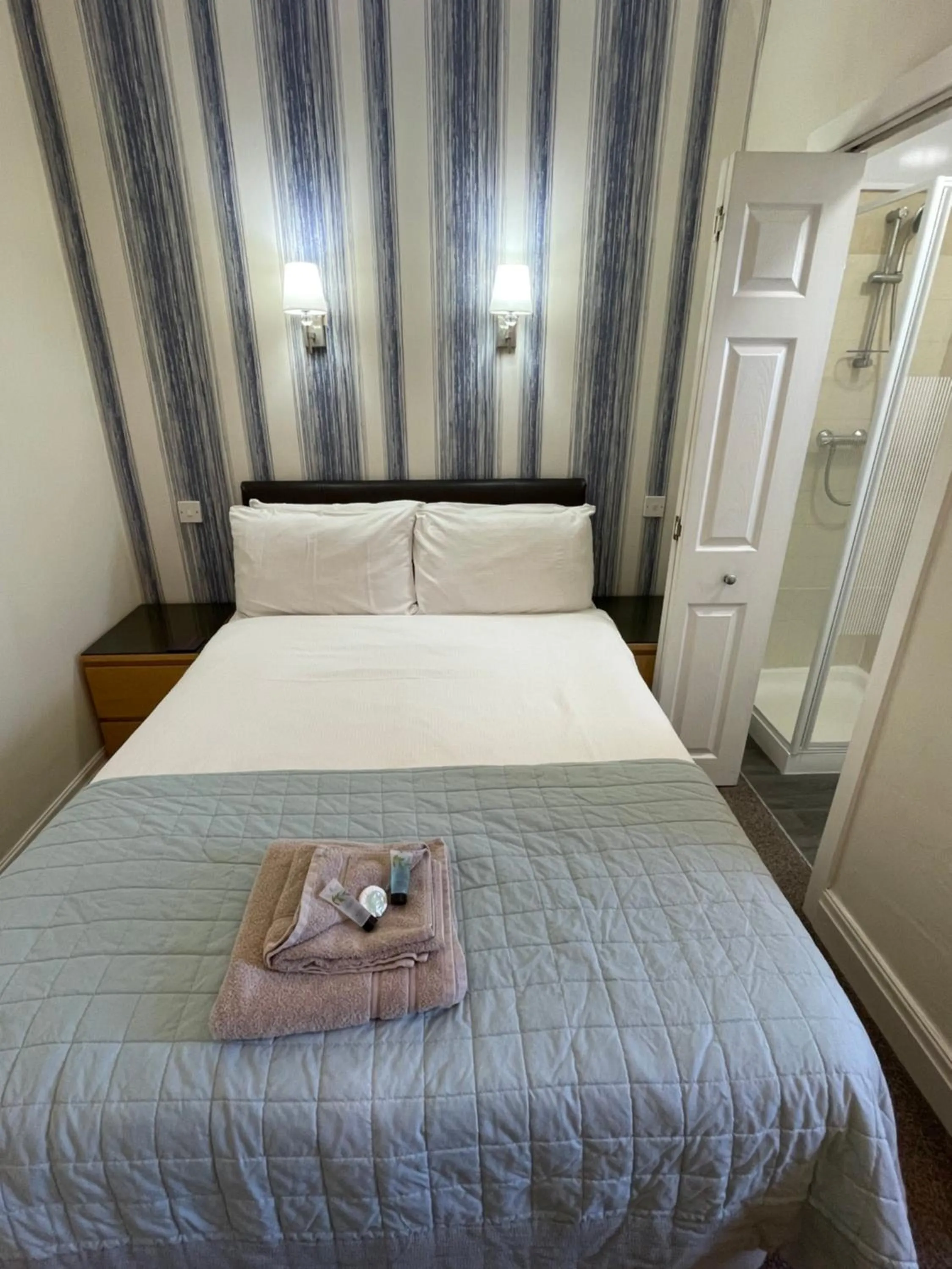 Shower, Bed in Windsor Park Hotel