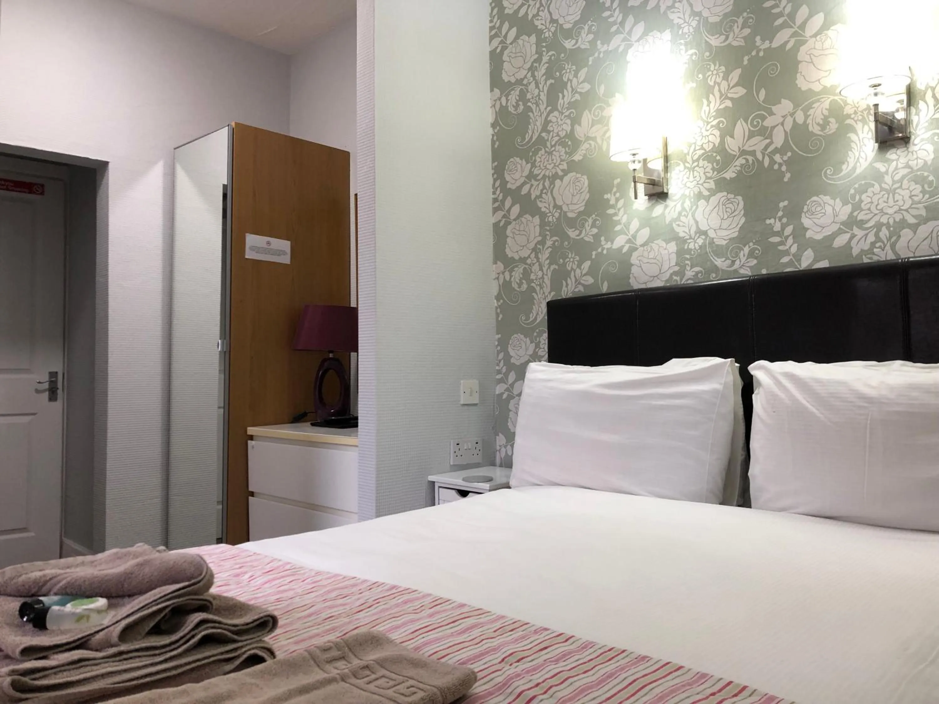 Bathroom, Bed in Windsor Park Hotel