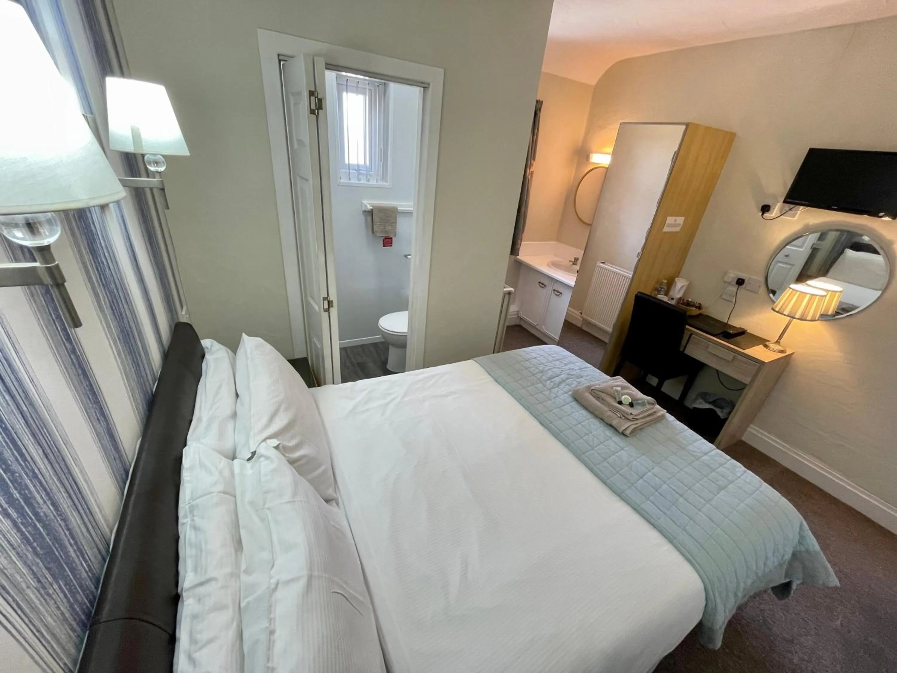 Bathroom, Bed in Windsor Park Hotel