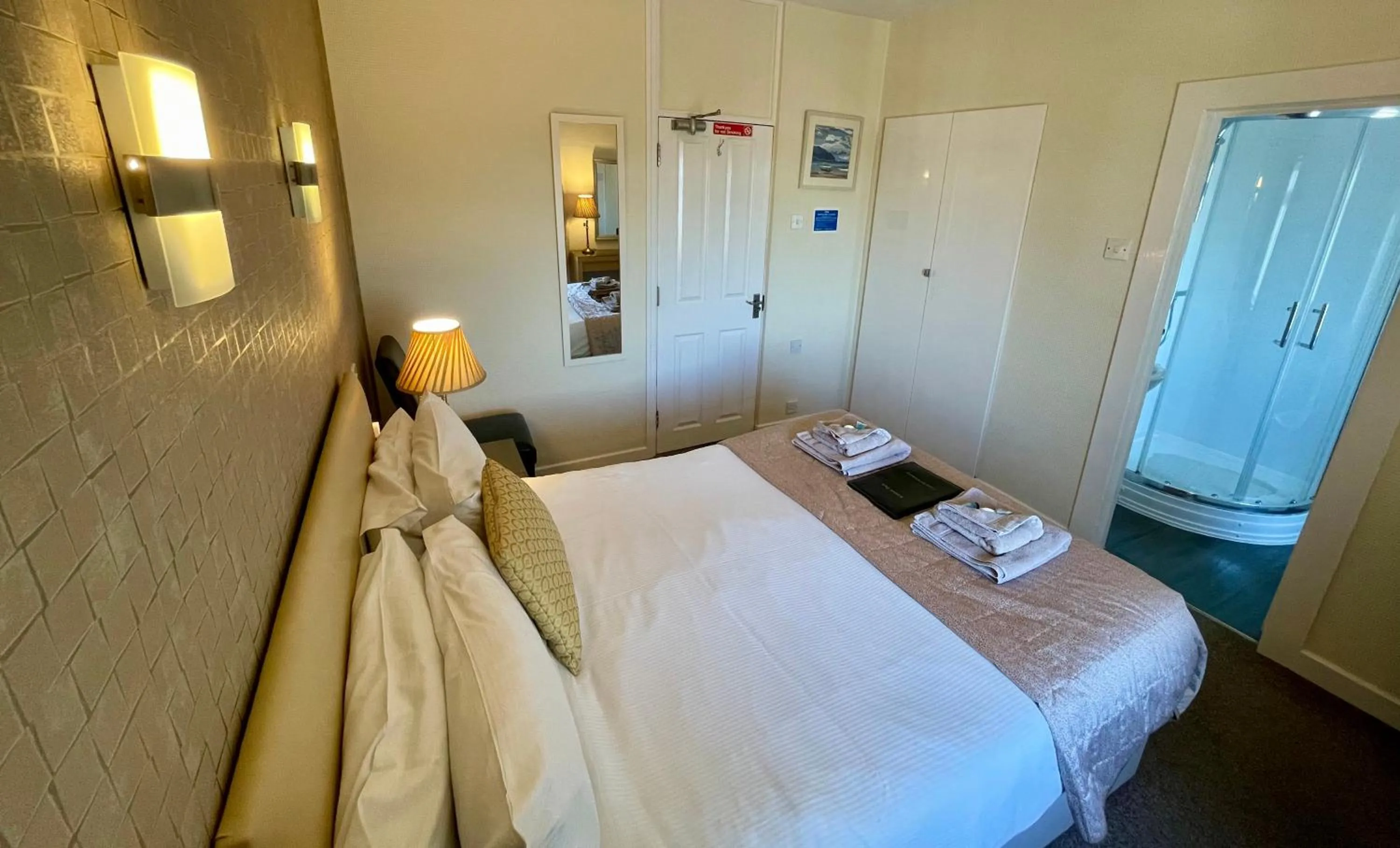 Shower, Bed in Windsor Park Hotel