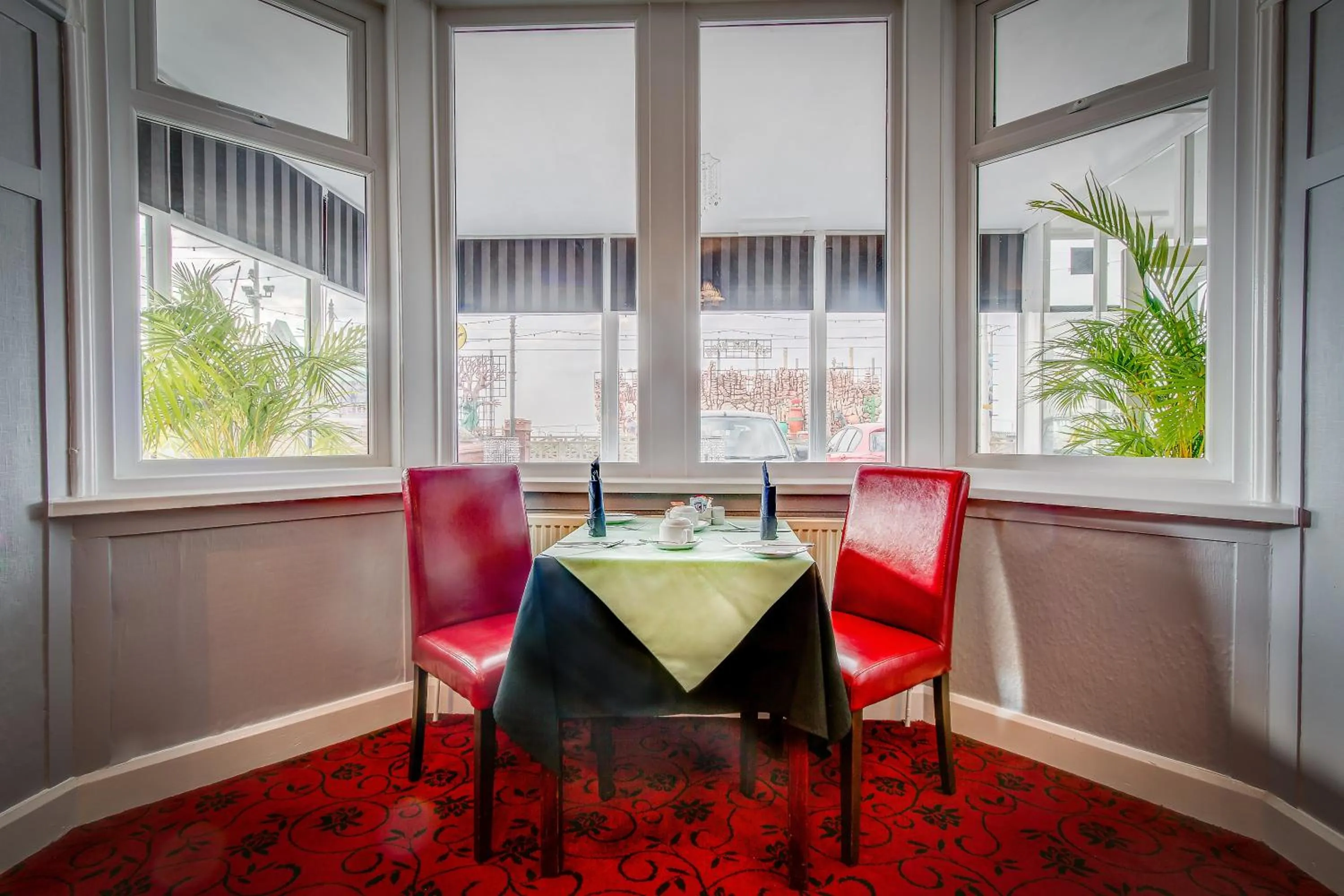 Restaurant/places to eat in Windsor Park Hotel