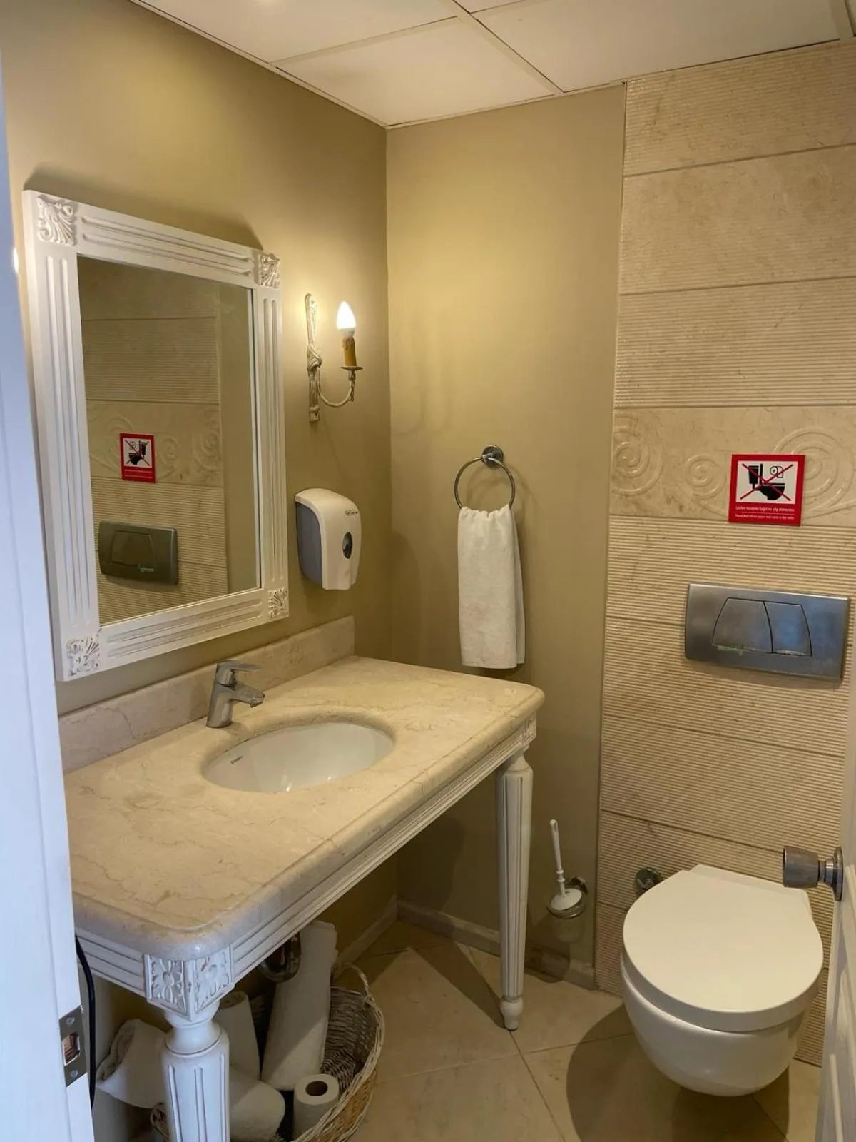 Toilet in Hotel Carina