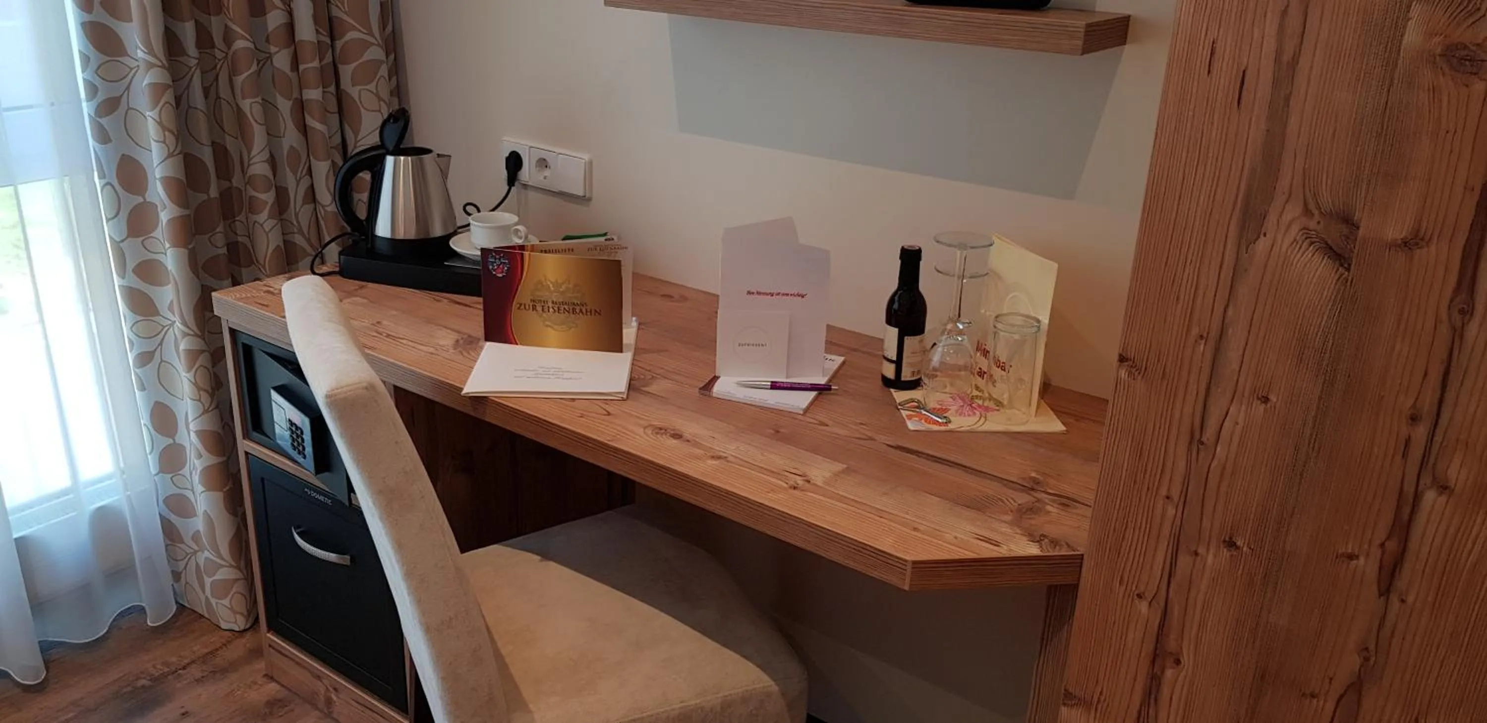 Photo of the whole room in Hotel Zur Eisenbahn