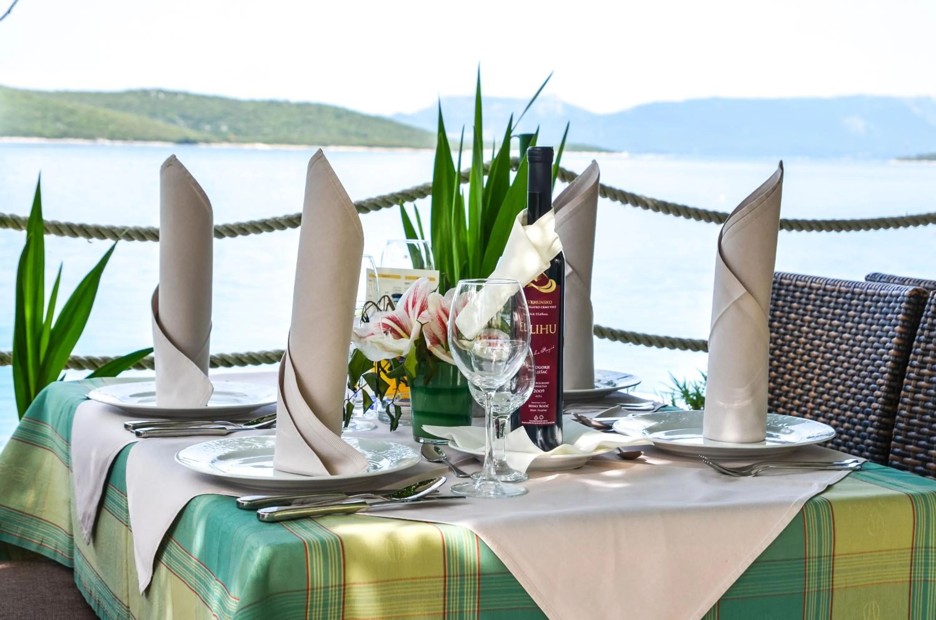 Restaurant/places to eat in Hotel Porat