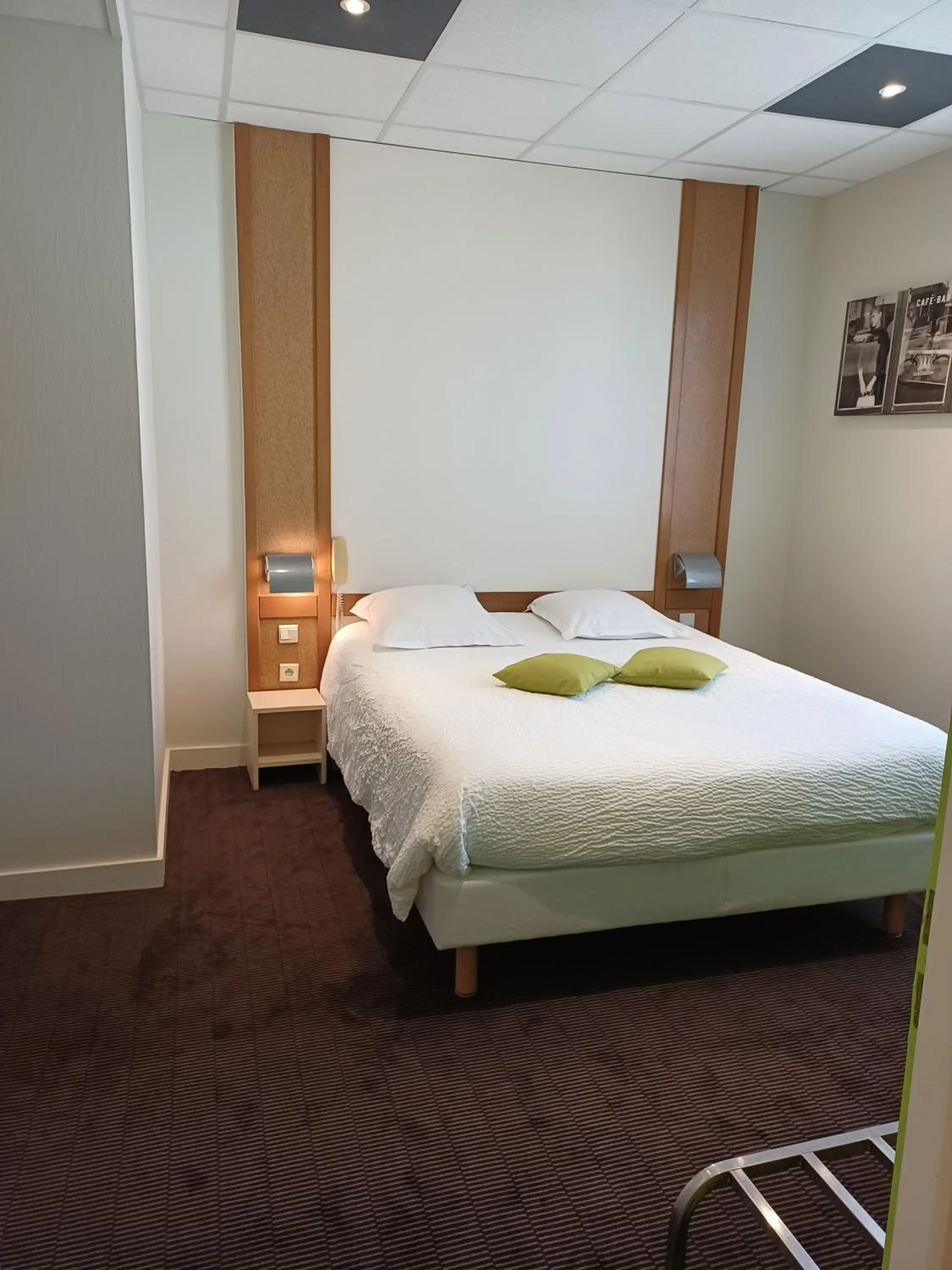 Bedroom, Bed in Logis Hôtel Restaurant Bellevue Annecy