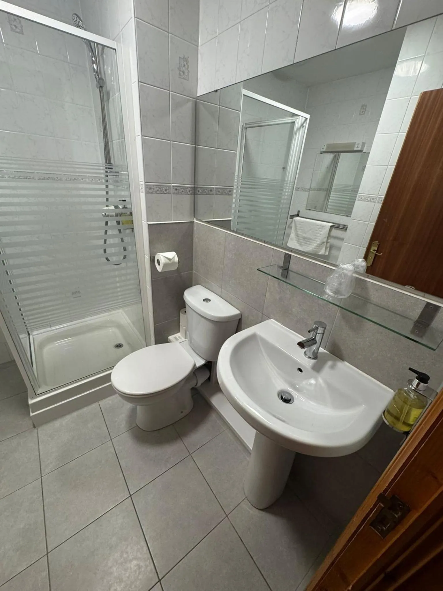 Bathroom in Rob Roy Hotel