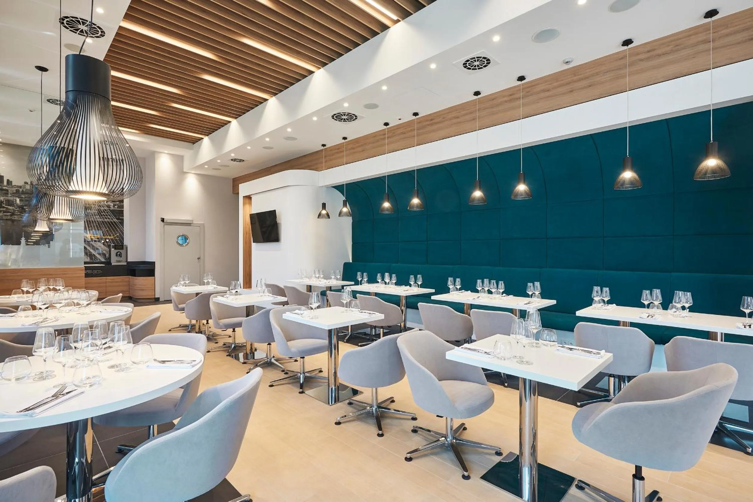 Restaurant/places to eat in Golden Tulip Warsaw Airport