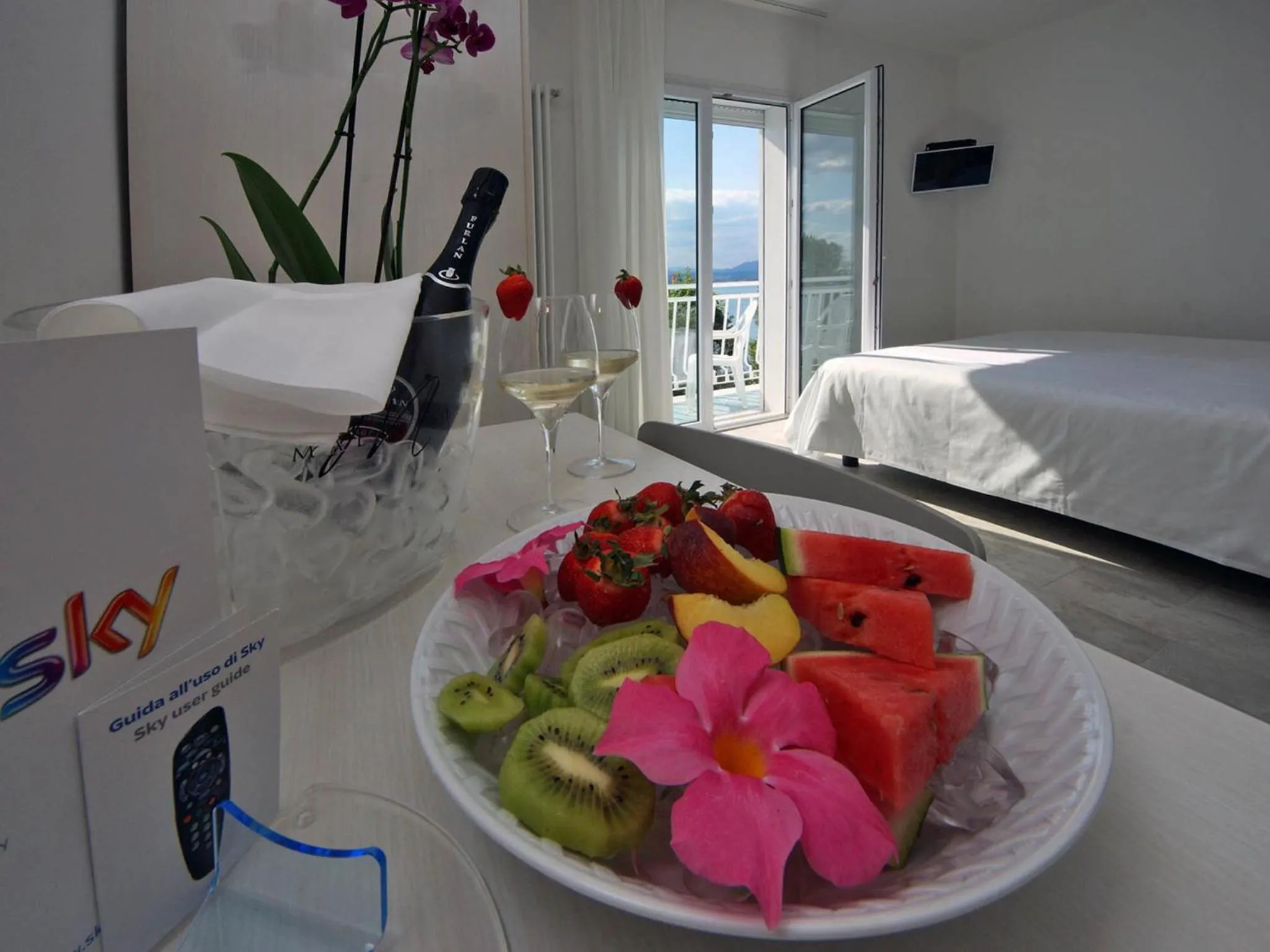 Food, Bed in Hotel Saviola
