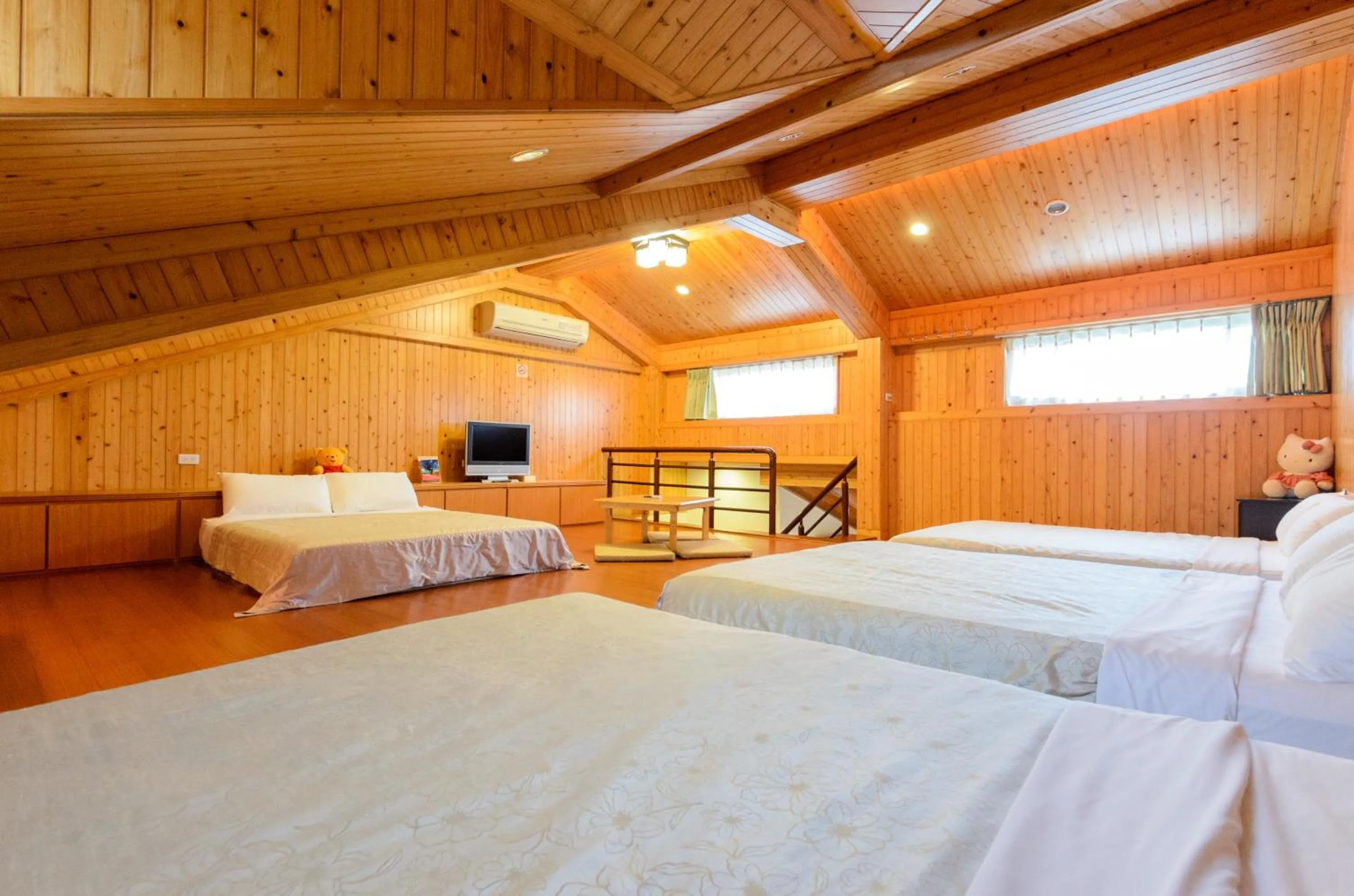 Photo of the whole room, Bed in Yosemite Homestay