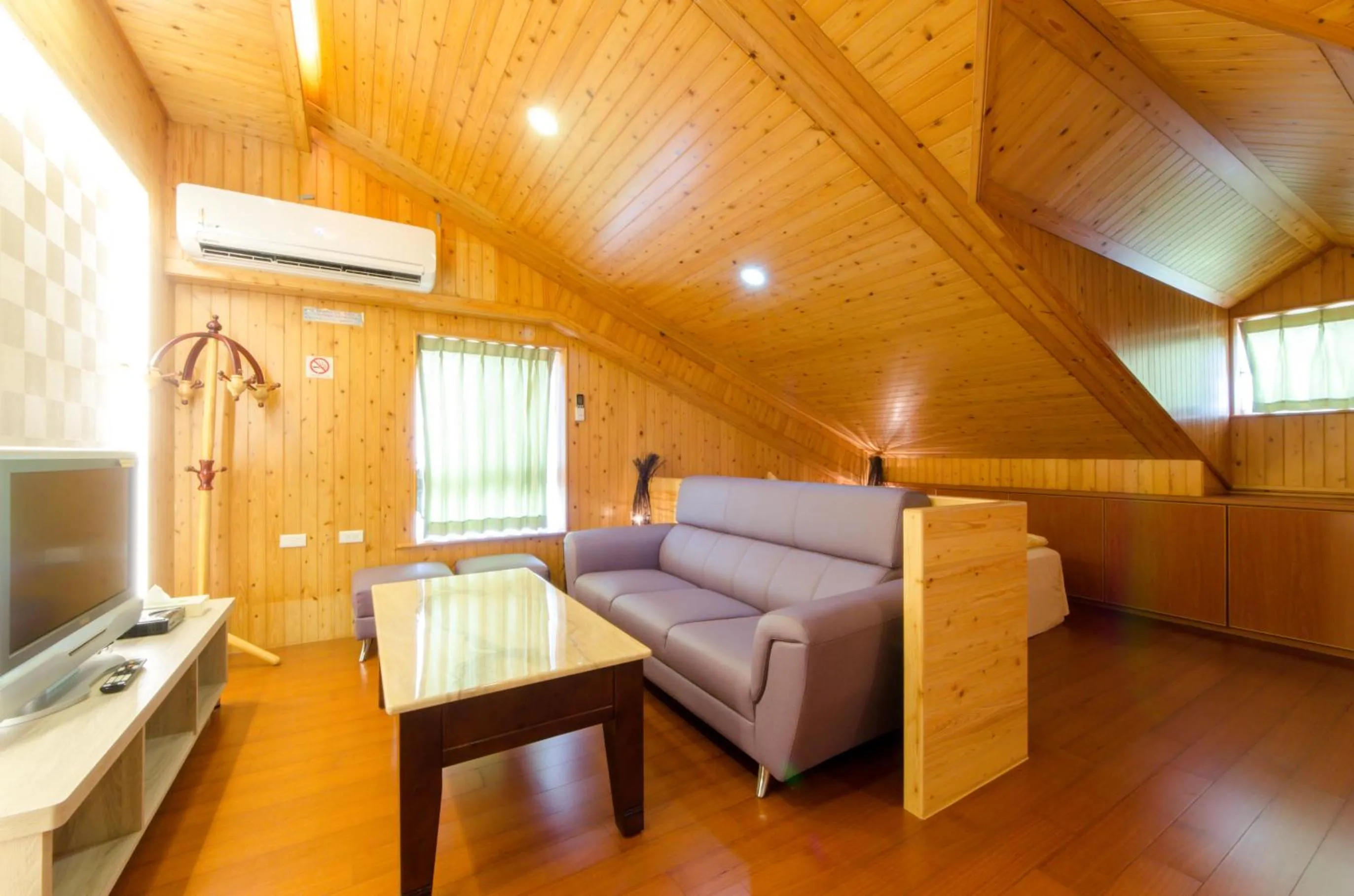 Living room in Yosemite Homestay