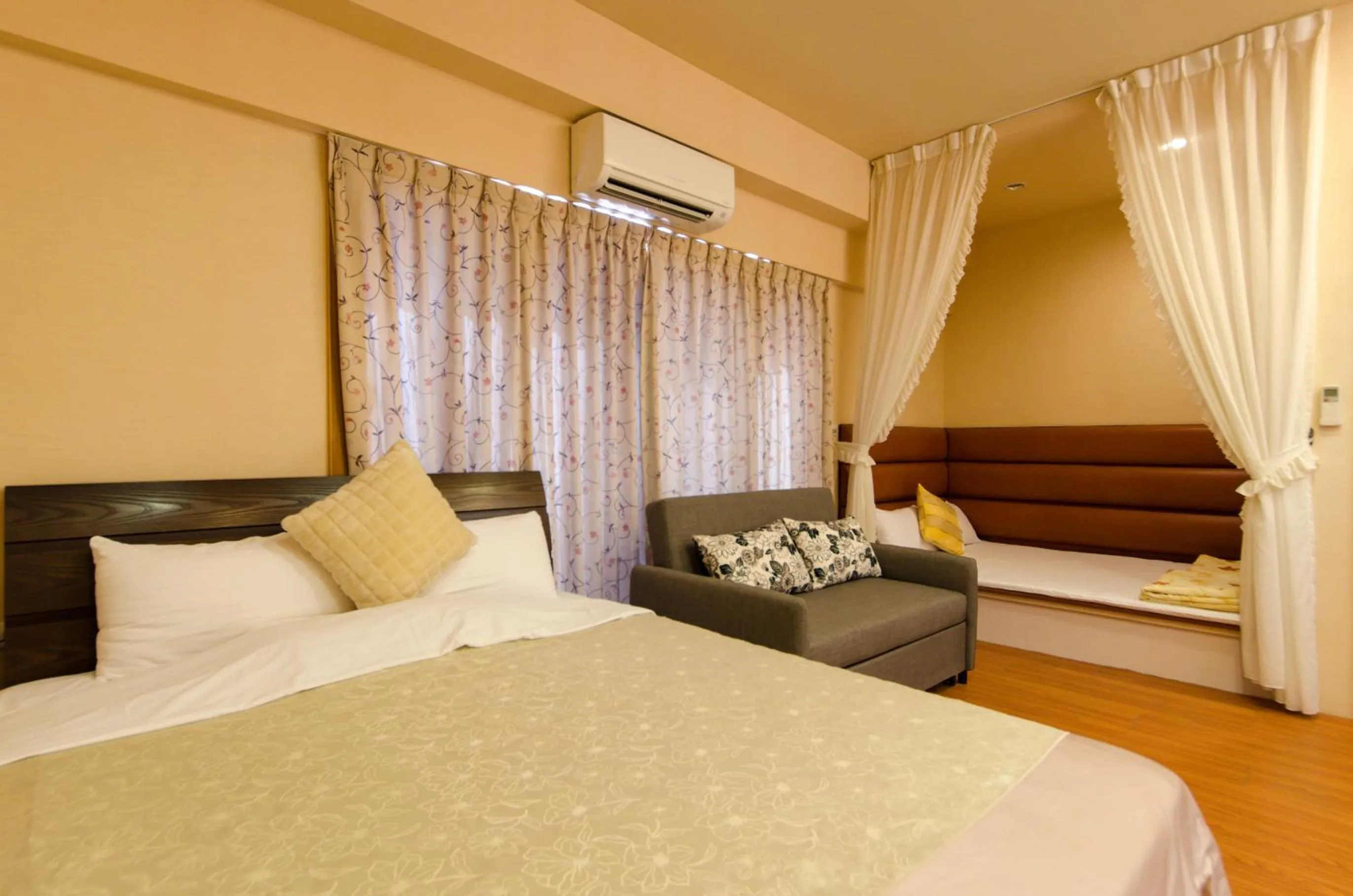 Photo of the whole room, Bed in Yosemite Homestay