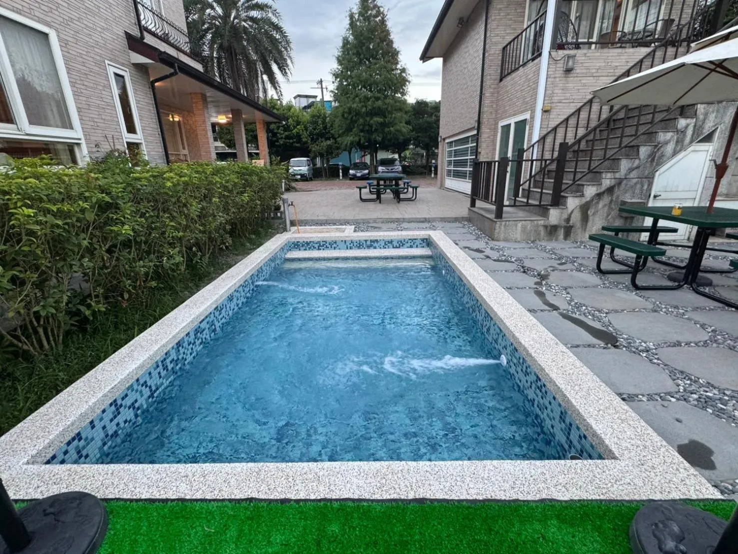Swimming pool in Yosemite Homestay