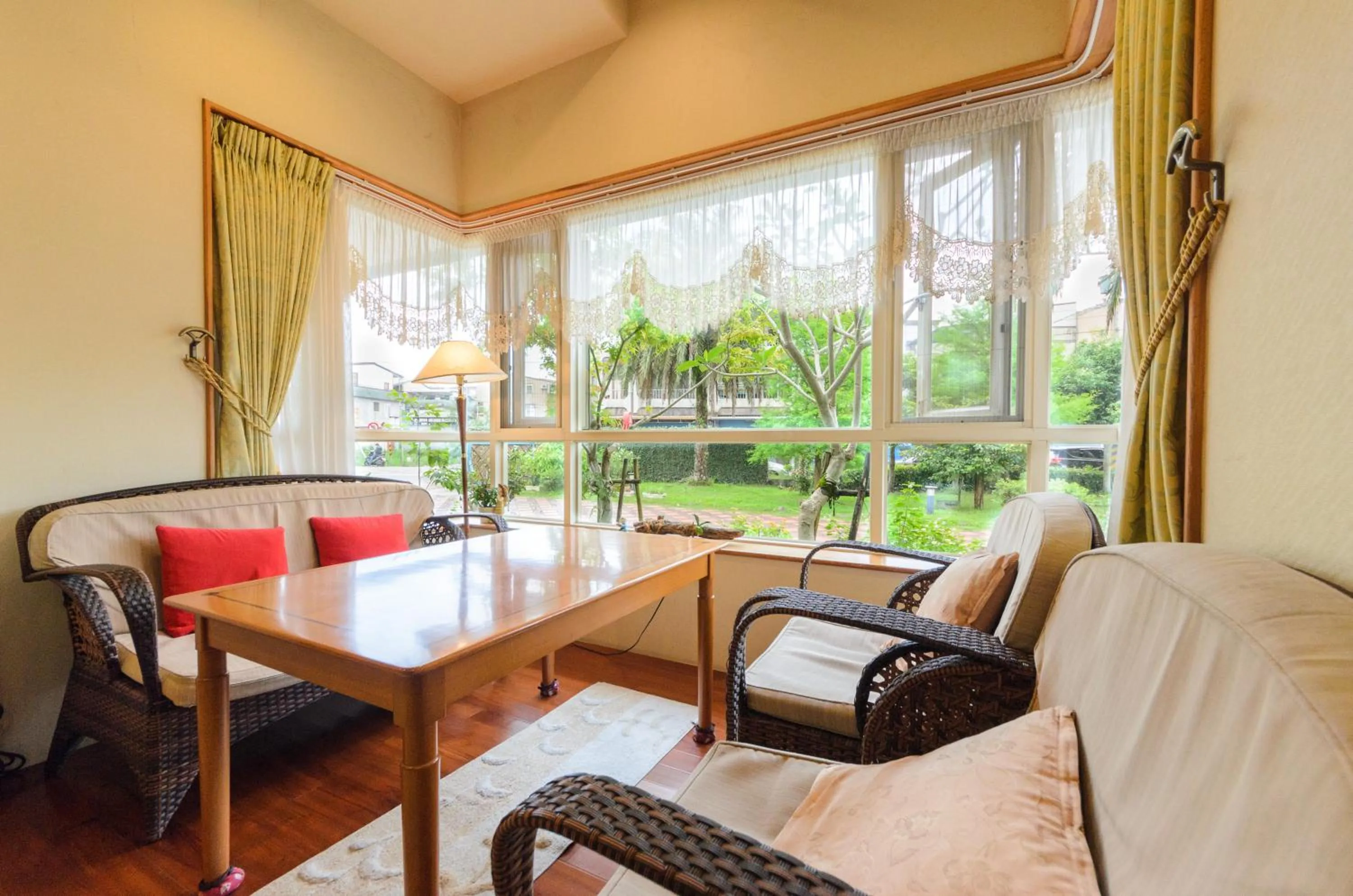 Living room in Yosemite Homestay