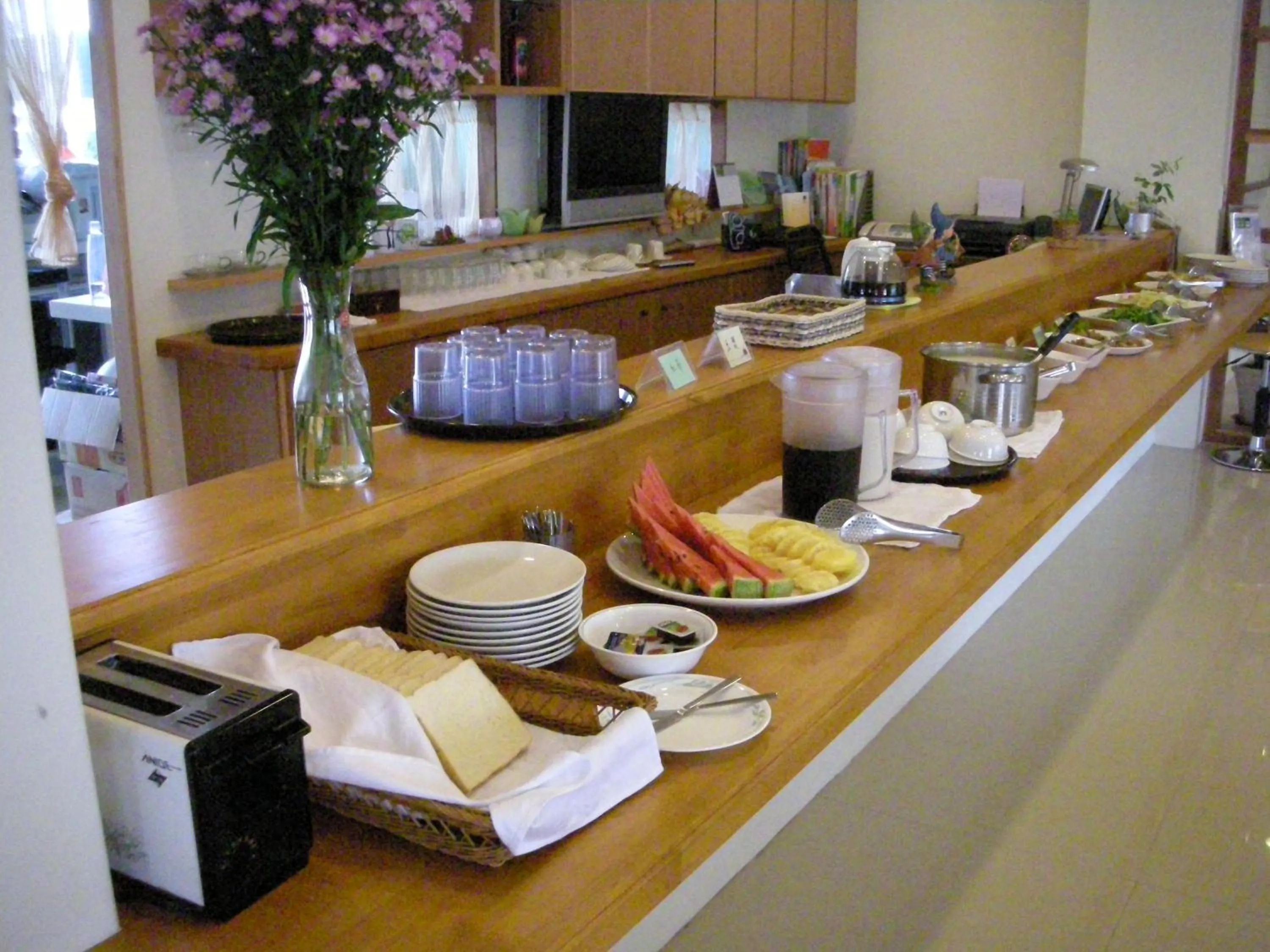 Buffet breakfast in Yosemite Homestay