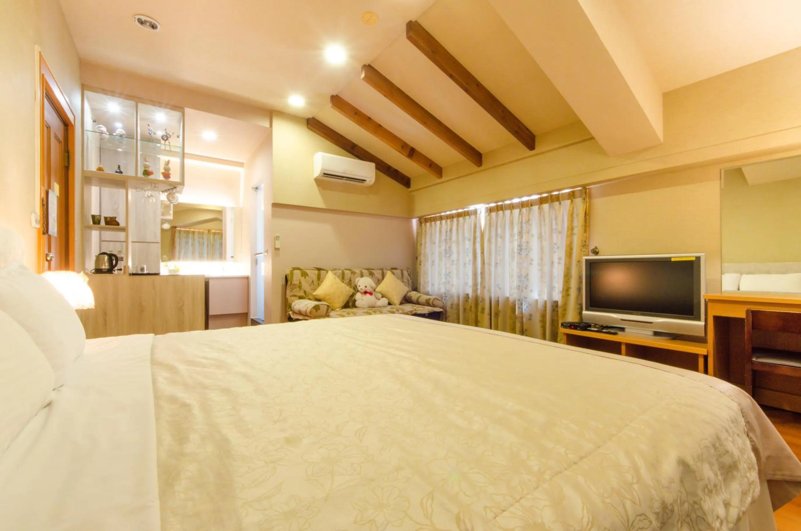 Photo of the whole room, Bed in Yosemite Homestay