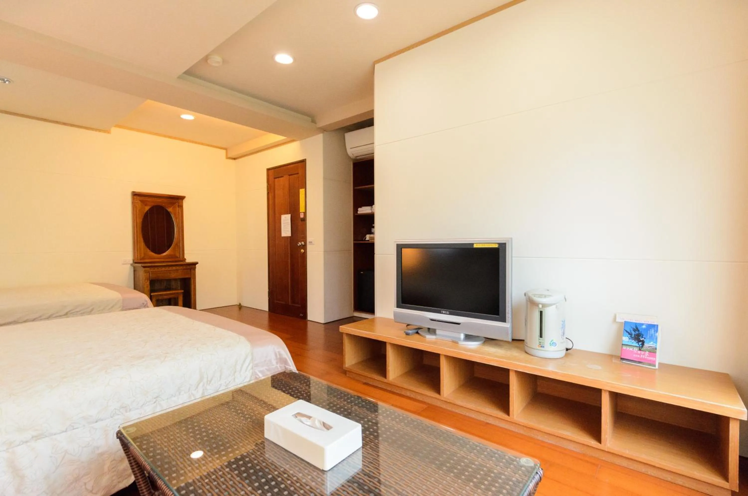 Photo of the whole room, Bed in Yosemite Homestay