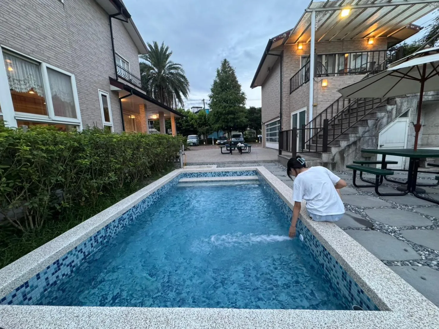 Swimming pool in Yosemite Homestay