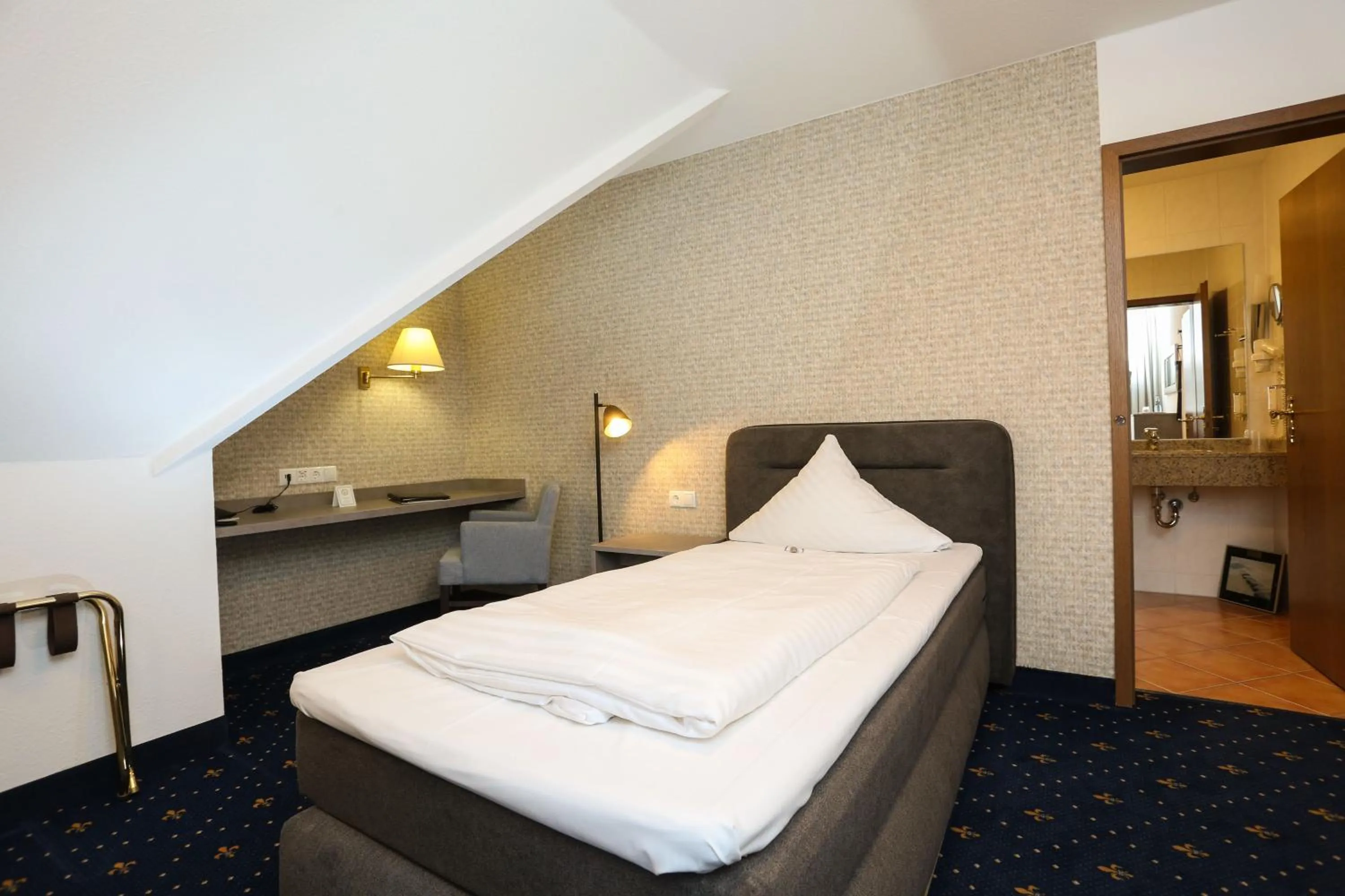 Bed in Hotel Zur Linde