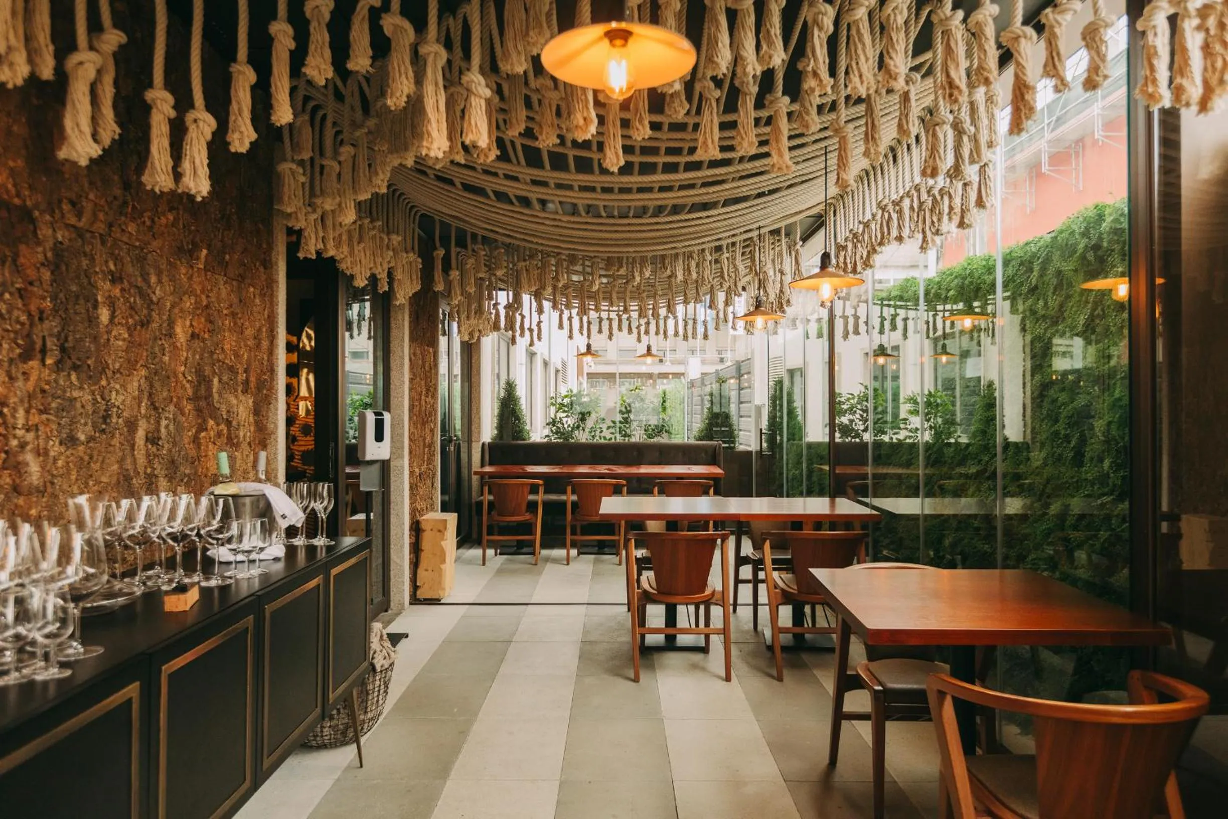 Restaurant/places to eat in Torel Avantgarde