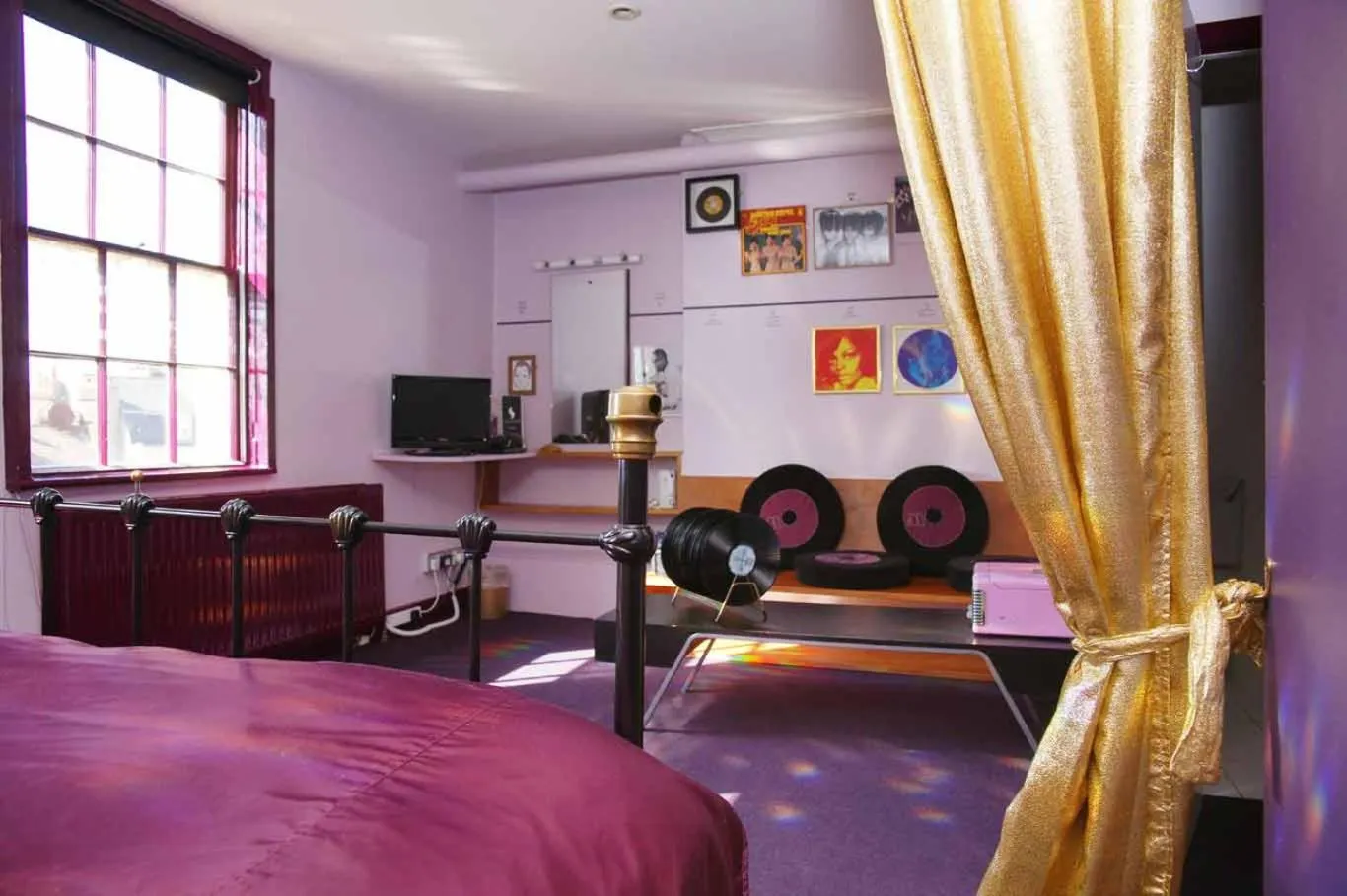 Bed in Hotel Pelirocco