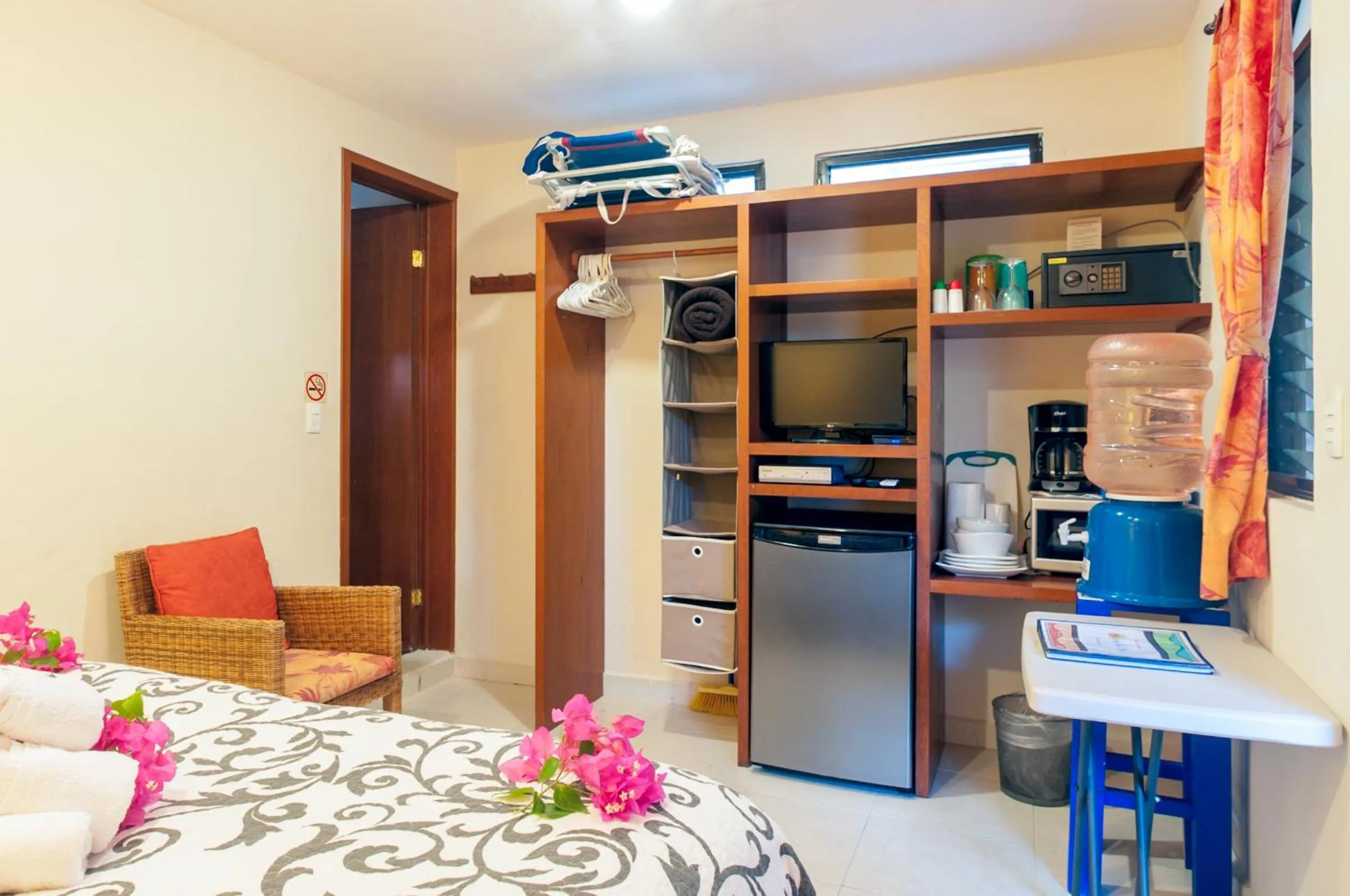 Coffee/tea facilities in Abbey Del Sol - Beach-steps condos