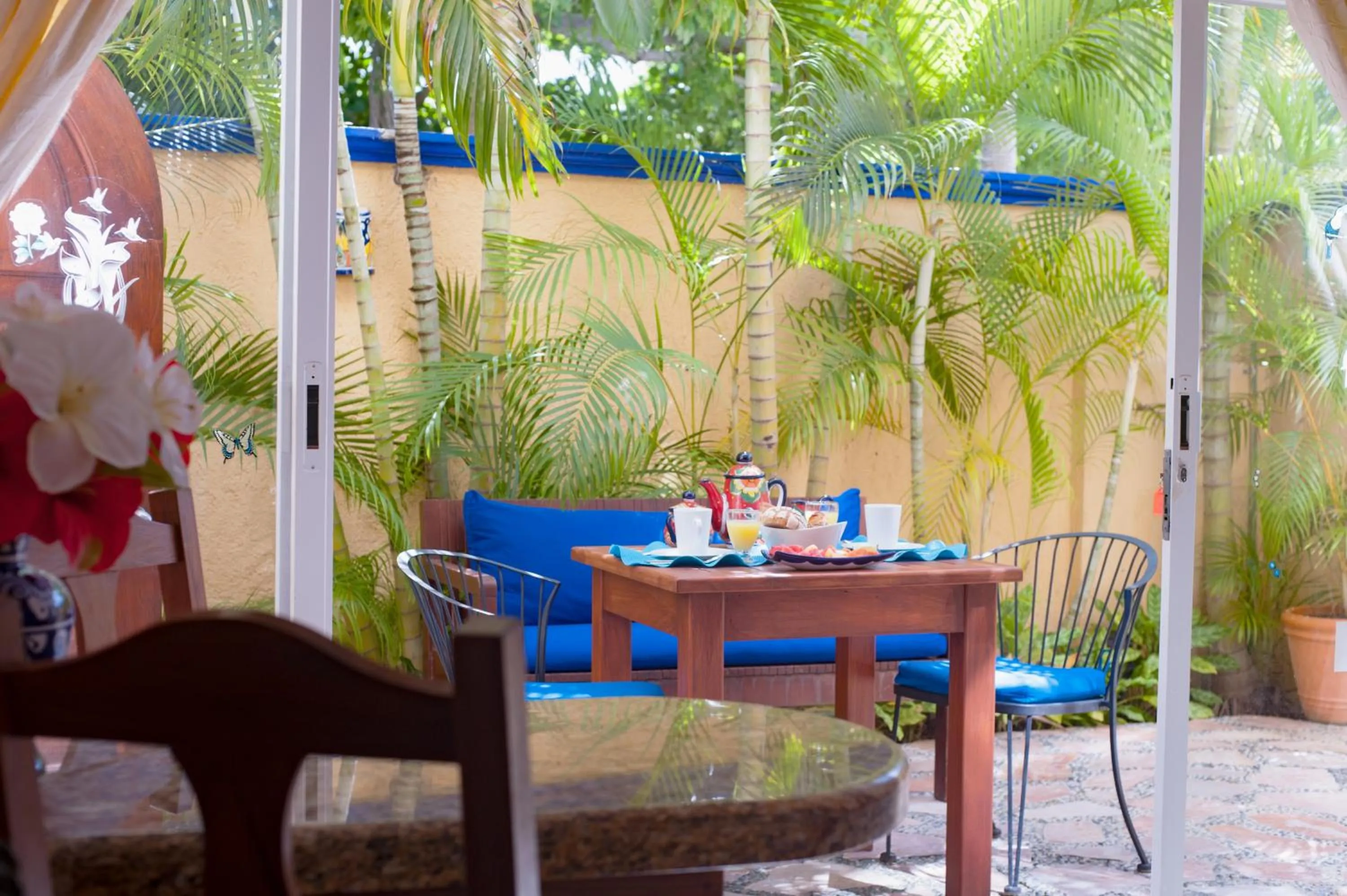 Garden in Abbey Del Sol - Beach-steps condos