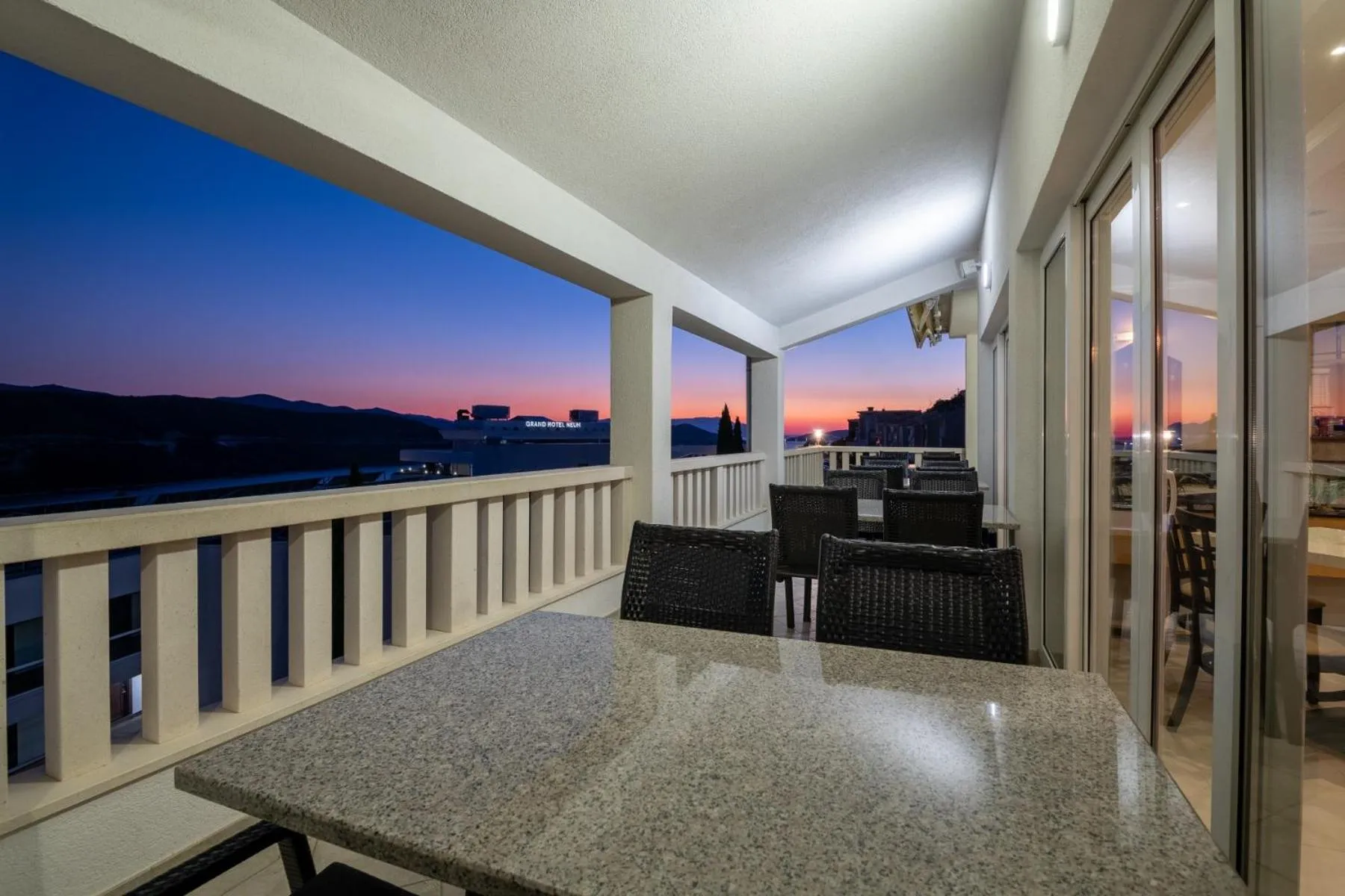 Restaurant/places to eat in Hotel Luna