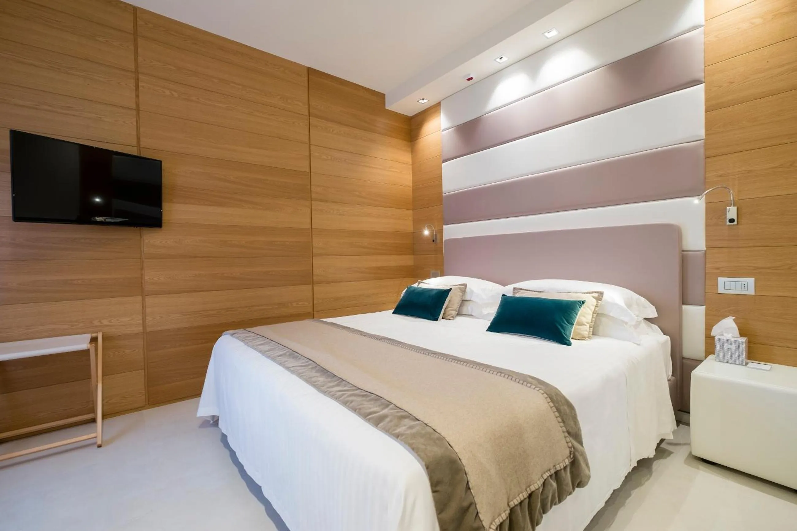 Living room, Bed in Metropol Ceccarini Suite - Luxury apartments