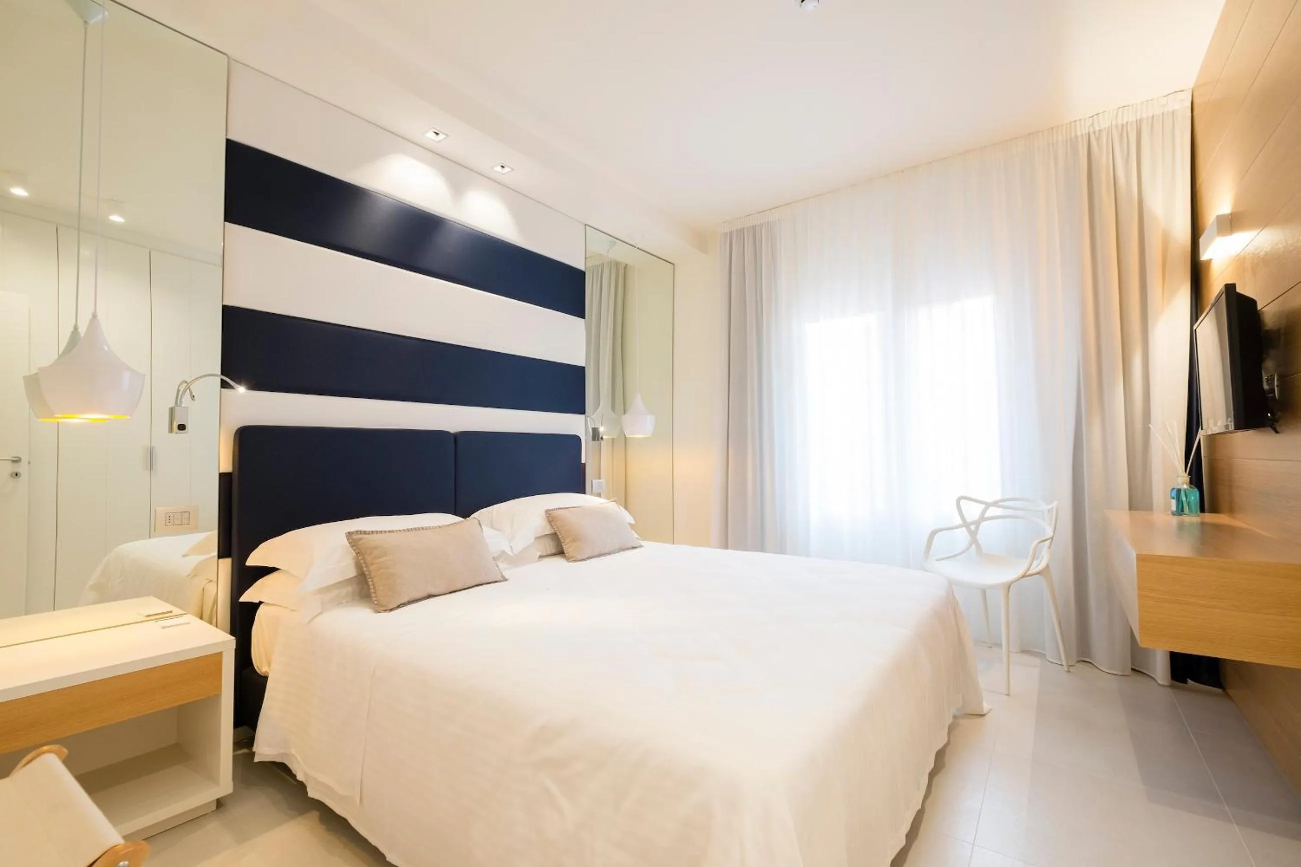Bedroom, Bed in Metropol Ceccarini Suite - Luxury apartments