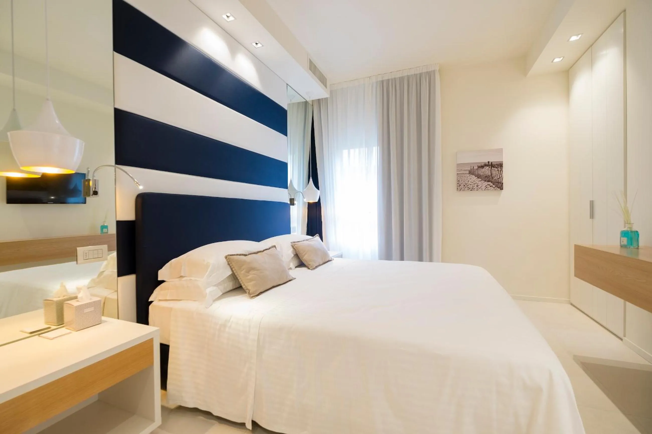 Bedroom, Bed in Metropol Ceccarini Suite - Luxury apartments