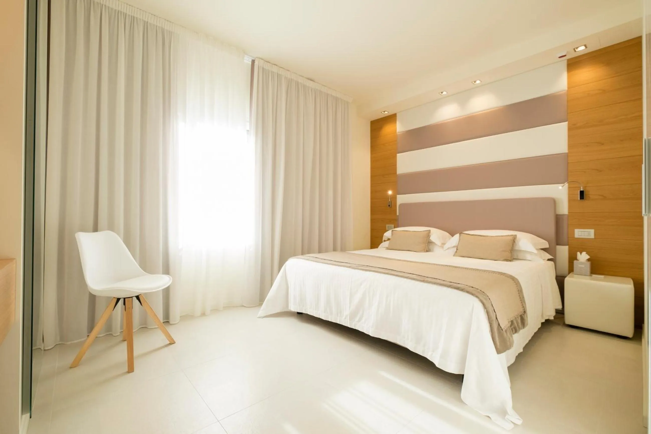 Bedroom, Bed in Metropol Ceccarini Suite - Luxury apartments