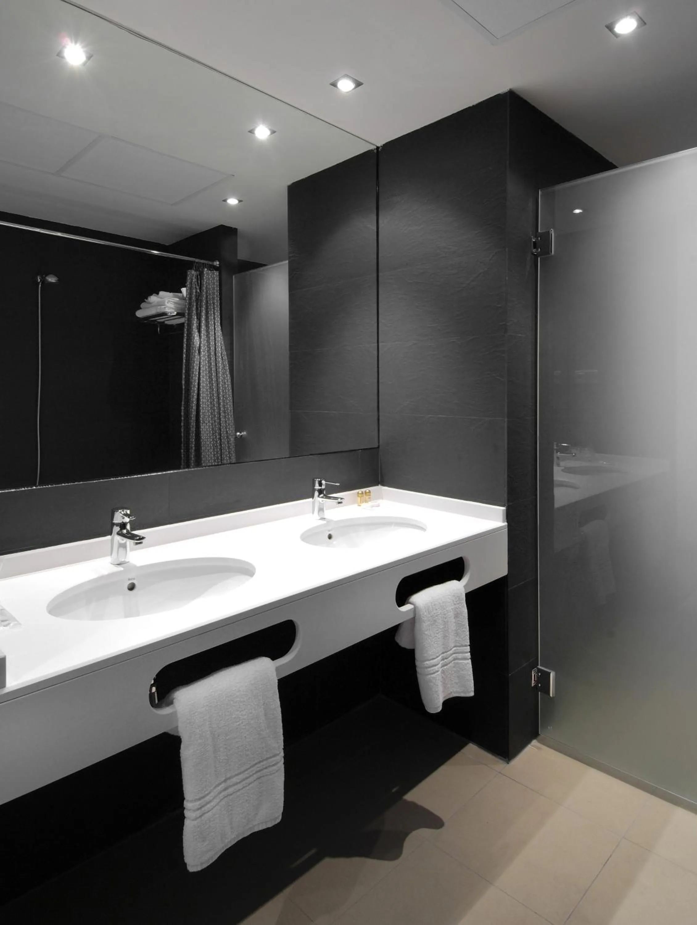 Bathroom in Hotel Cienbalcones