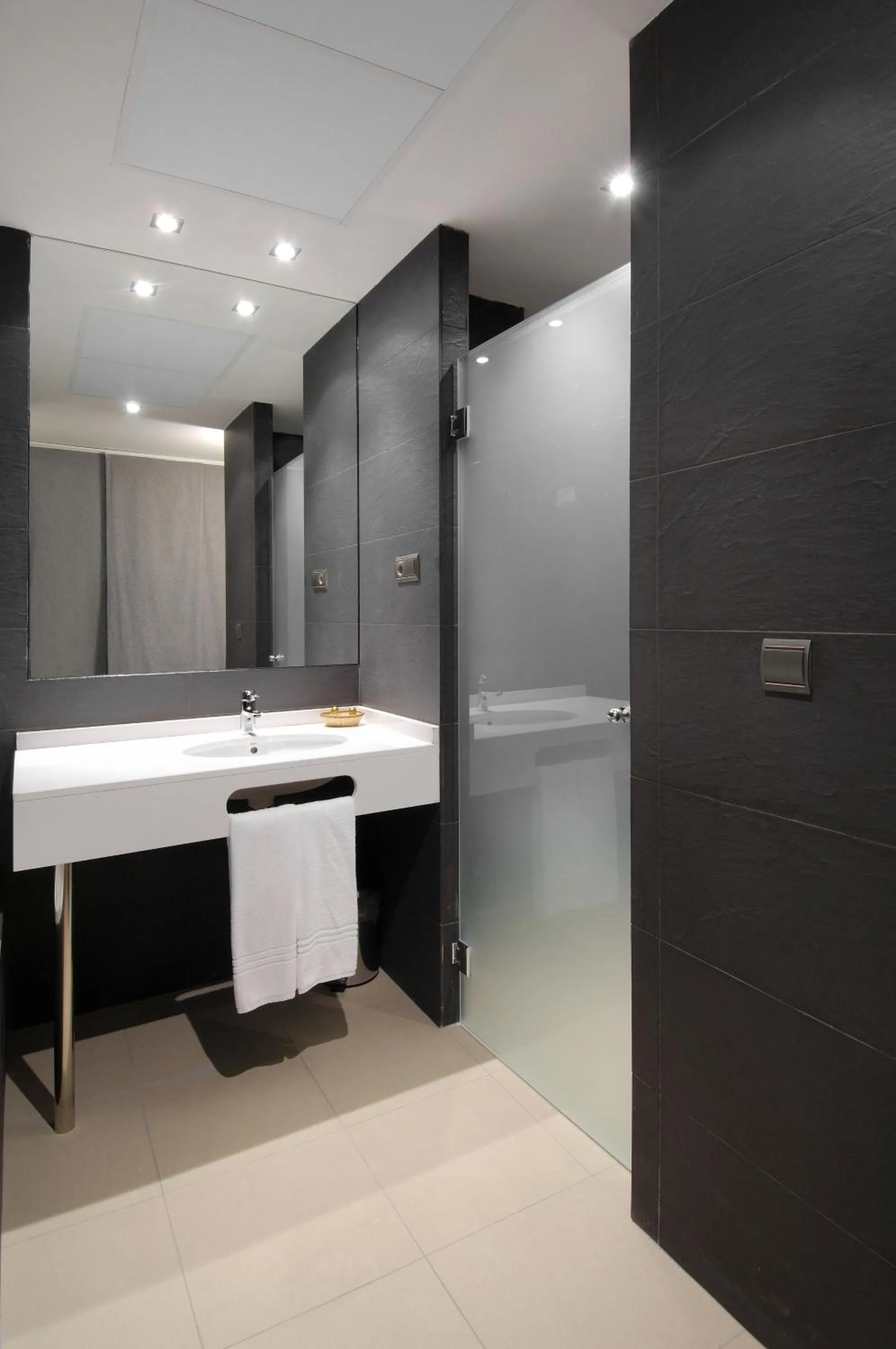 Bathroom in Hotel Cienbalcones