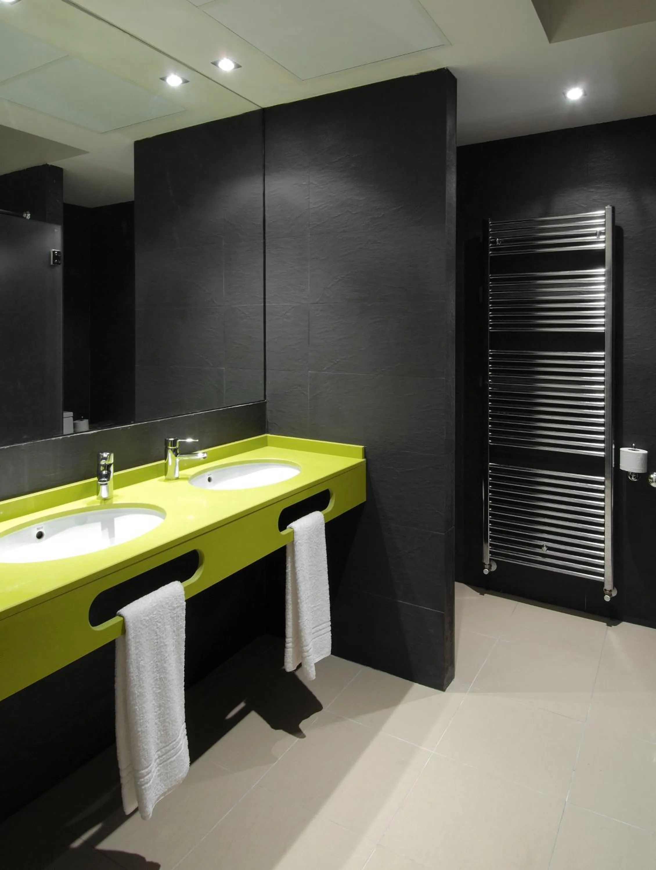 Bathroom in Hotel Cienbalcones