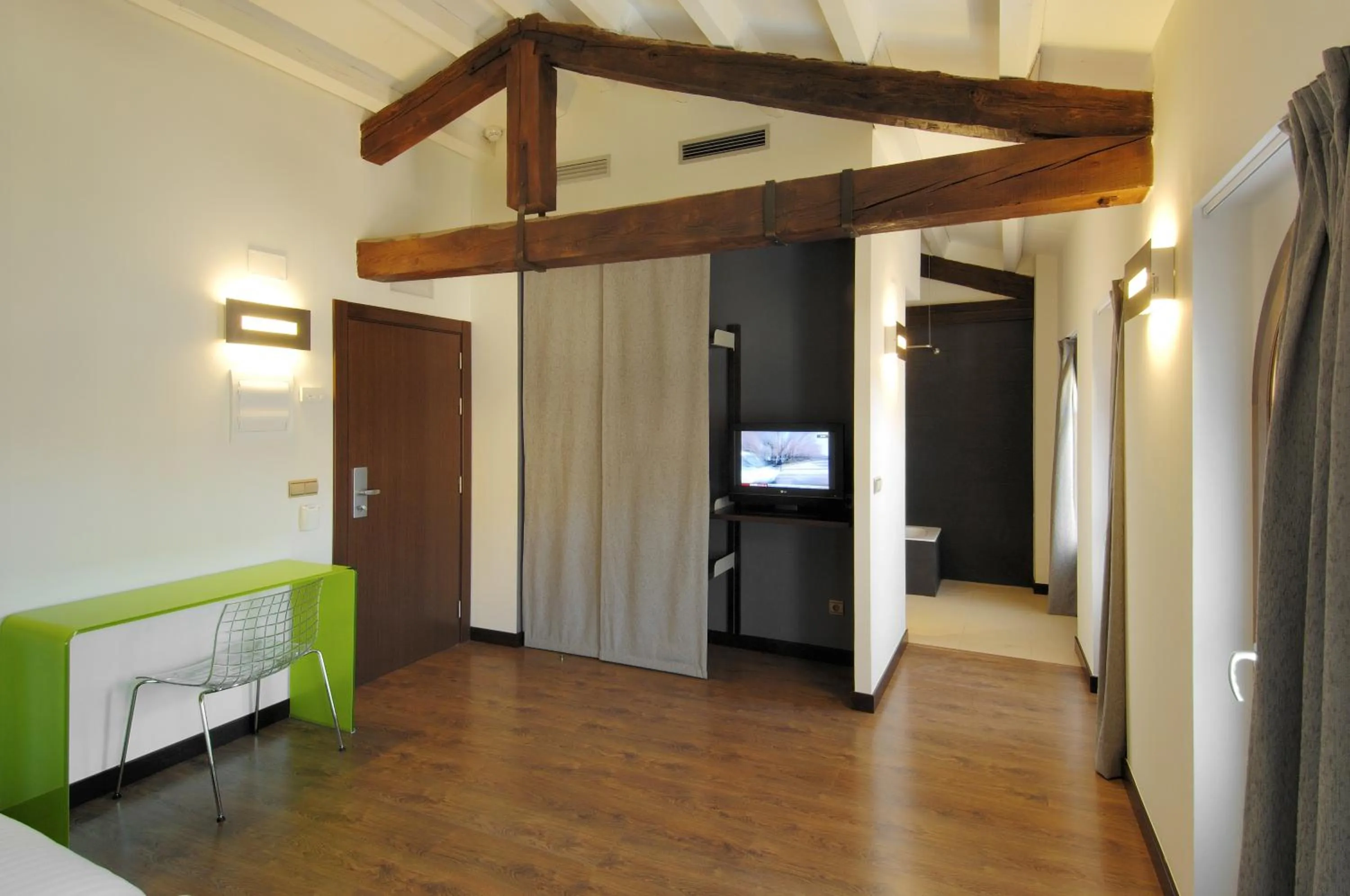 Photo of the whole room, Bed in Hotel Cienbalcones