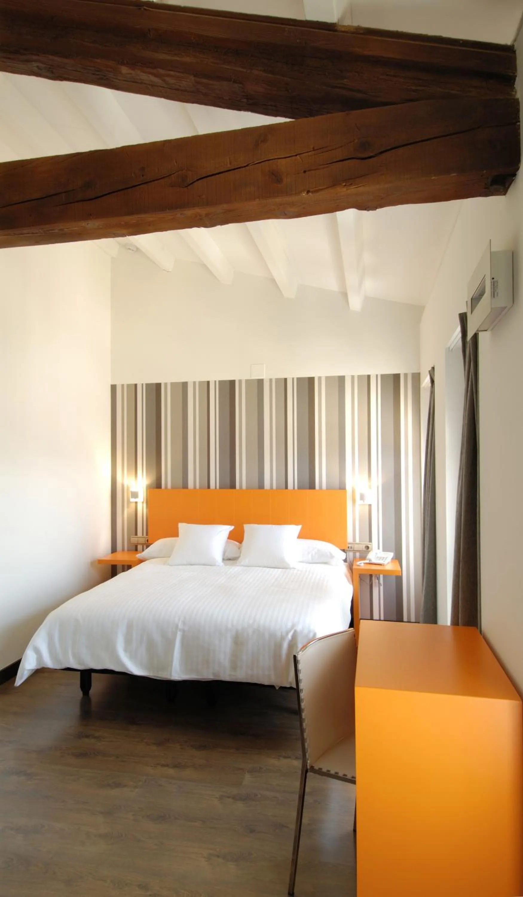 Bedroom, Bed in Hotel Cienbalcones