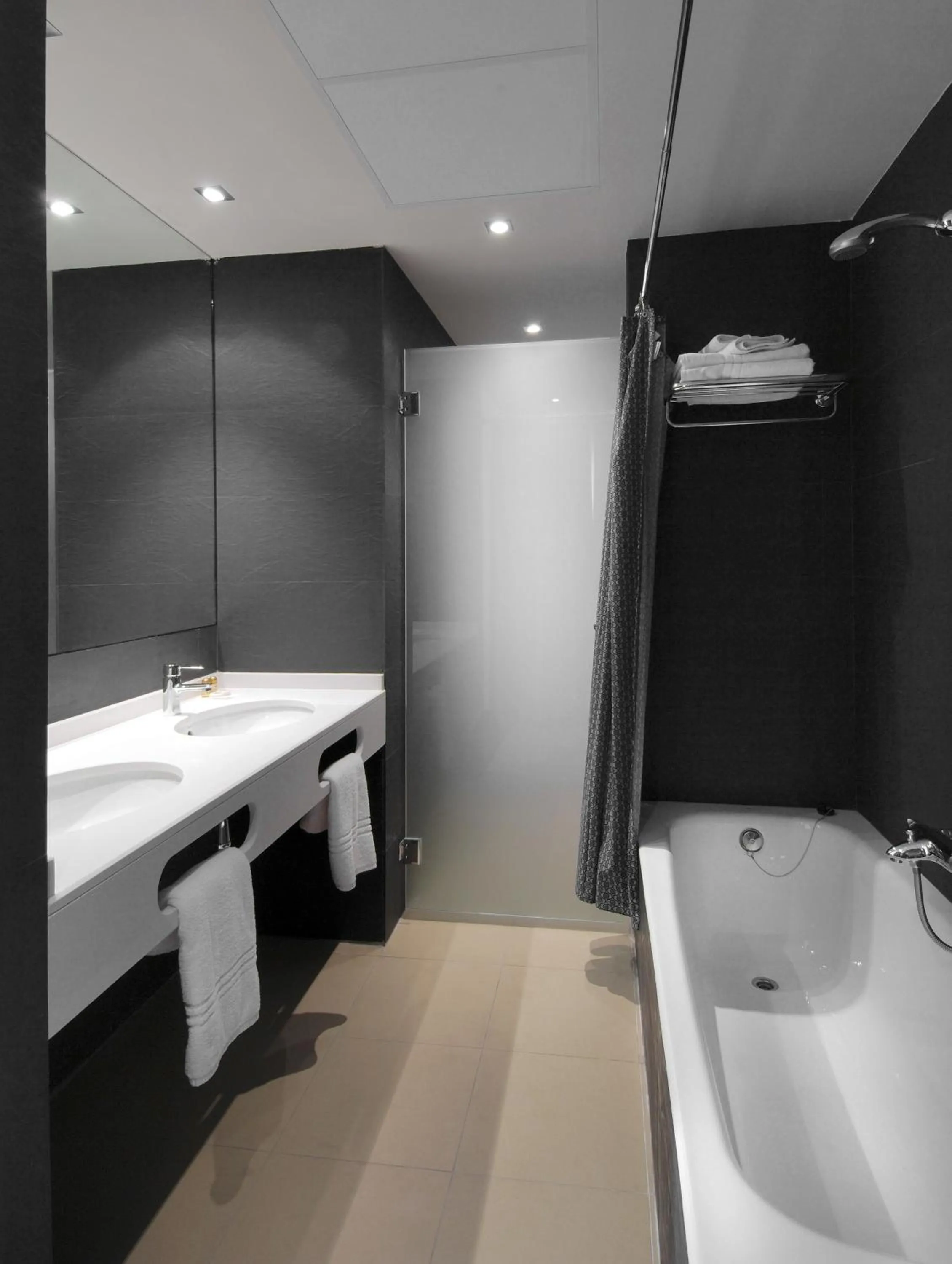 Bathroom in Hotel Cienbalcones