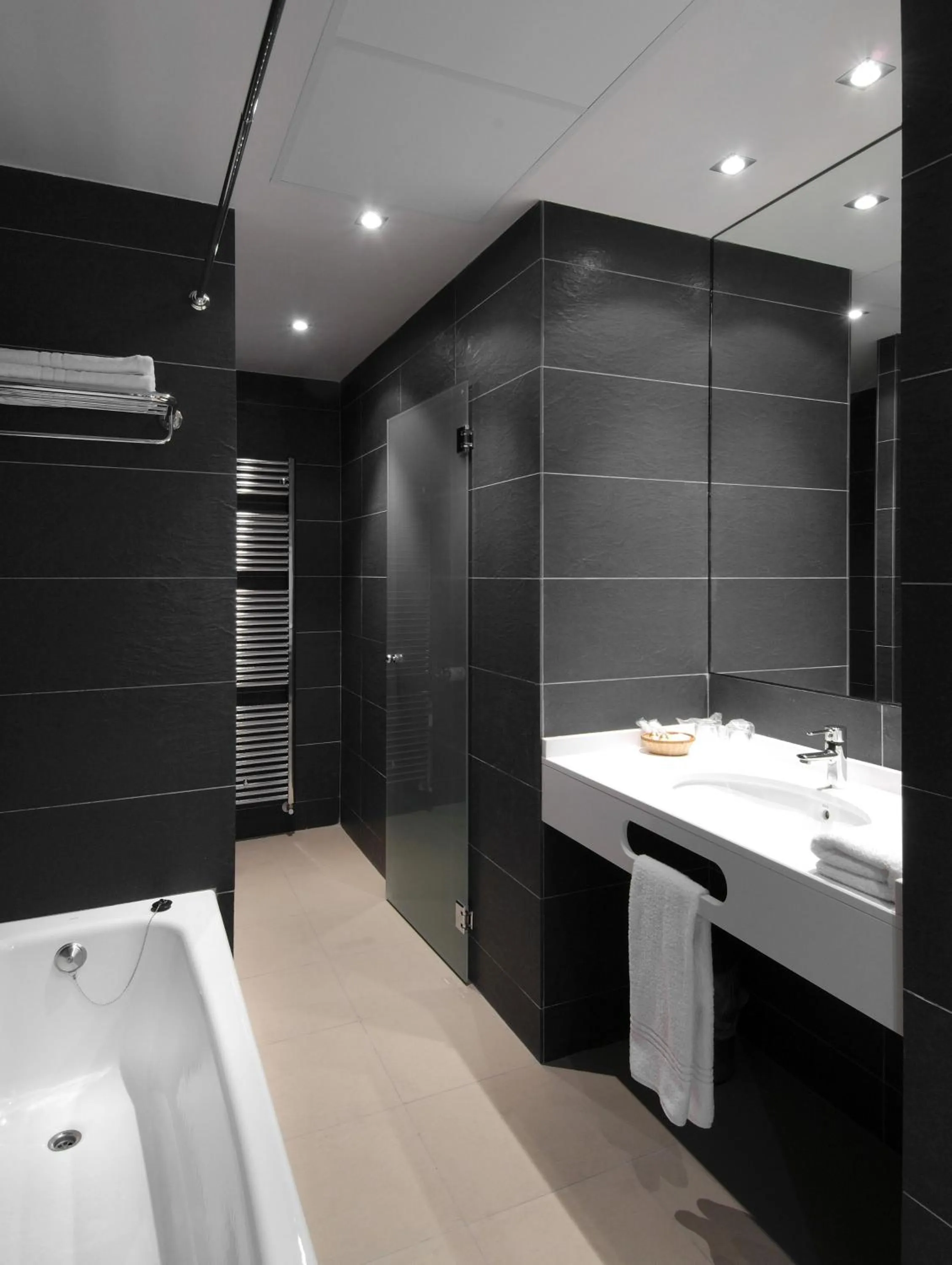 Bathroom in Hotel Cienbalcones