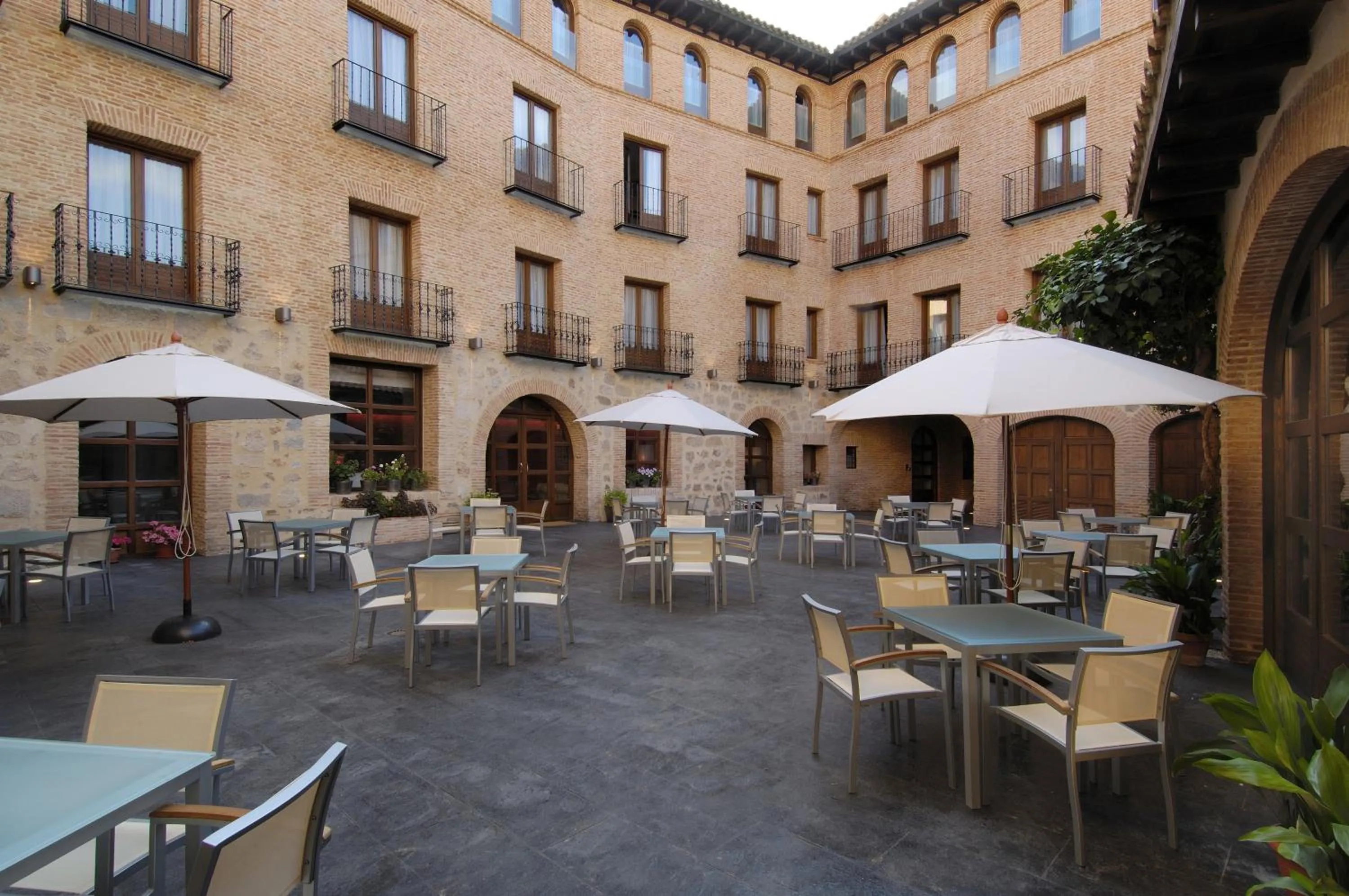 Patio in Hotel Cienbalcones