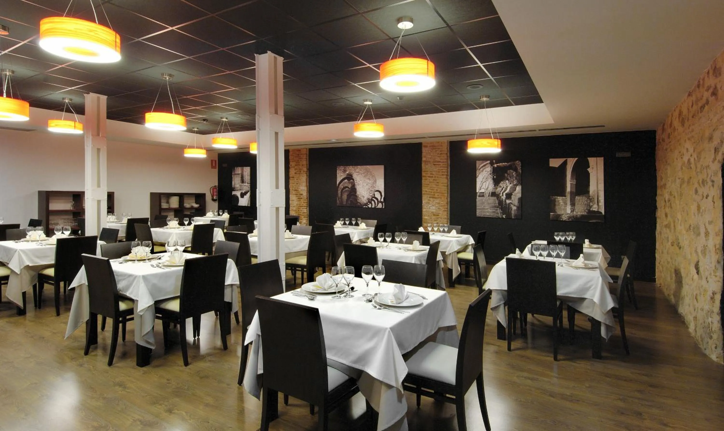 Restaurant/places to eat in Hotel Cienbalcones