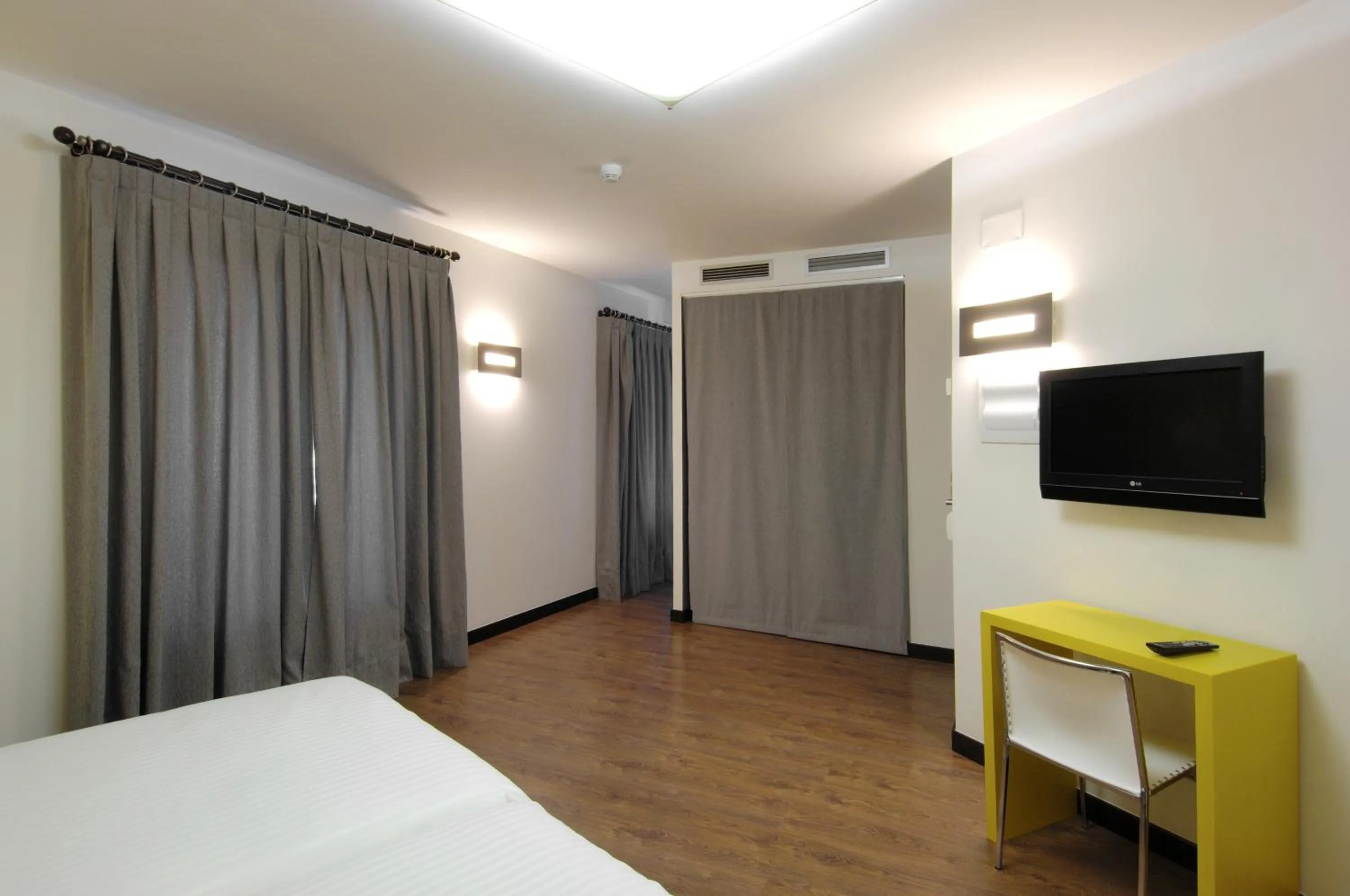 Photo of the whole room, Bed in Hotel Cienbalcones