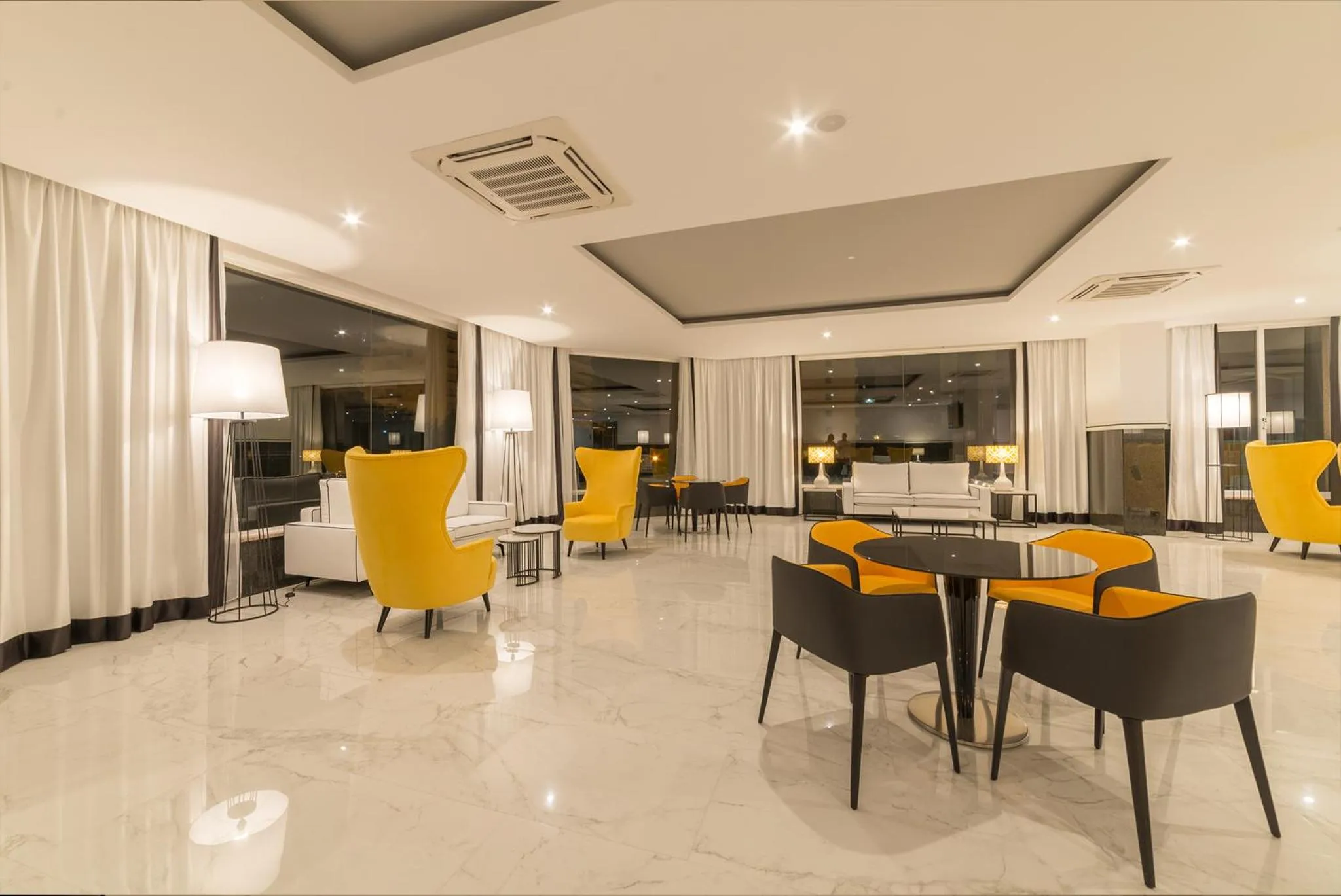 Communal lounge/ TV room in Flor Da Rocha