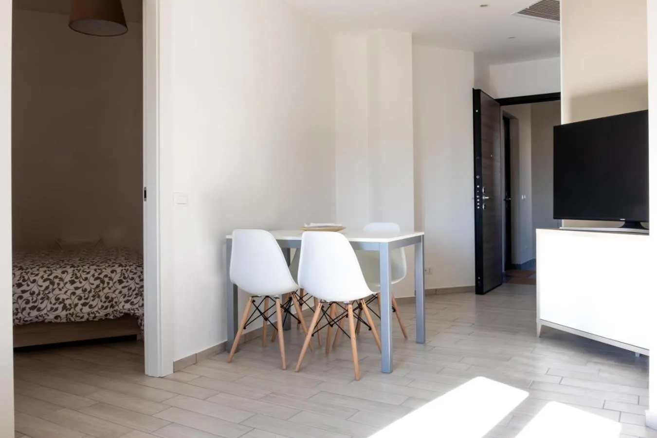 TV and multimedia in Home Hotel